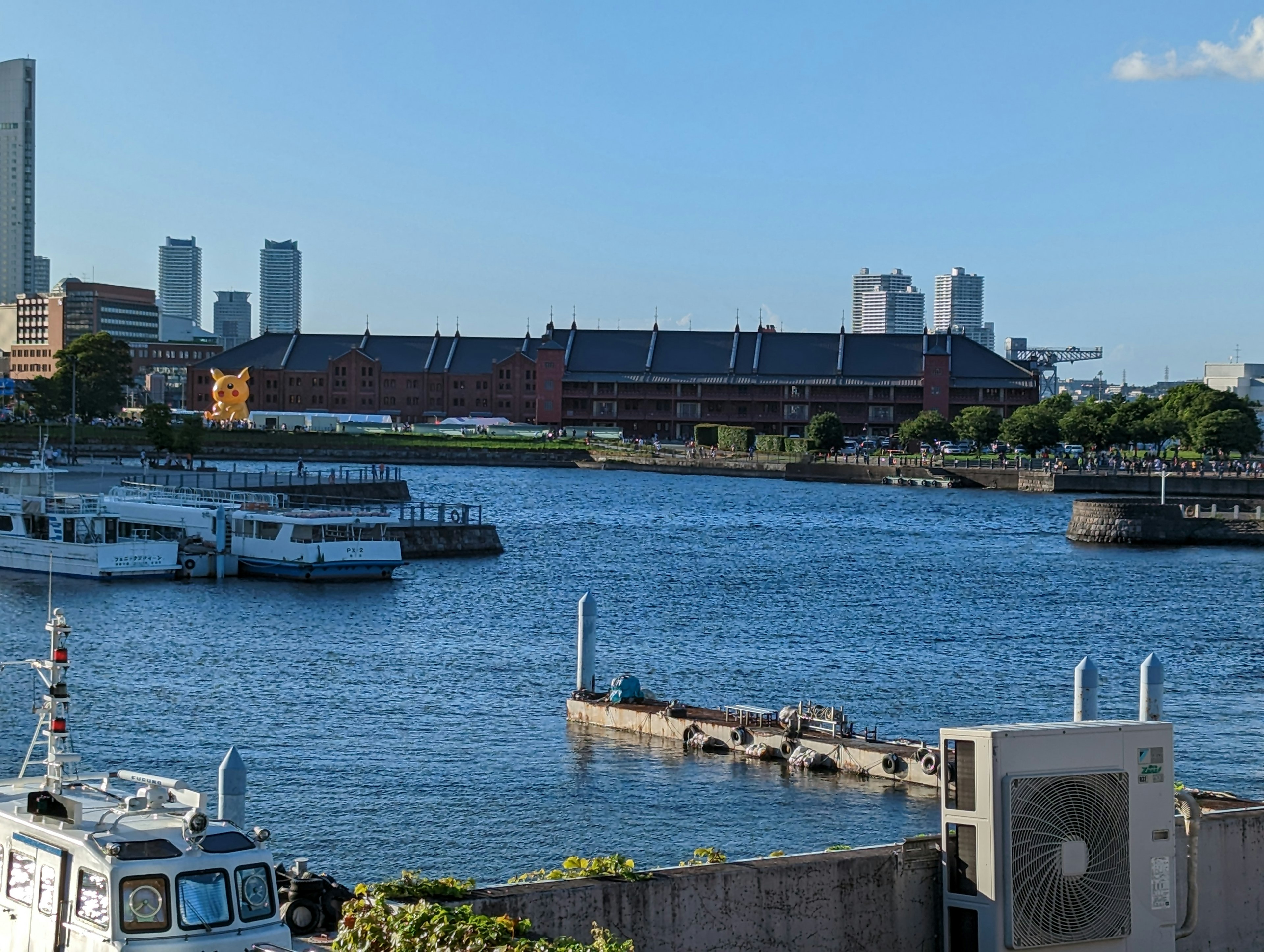 Vista di barche sul fiume con lo skyline della città sullo sfondo