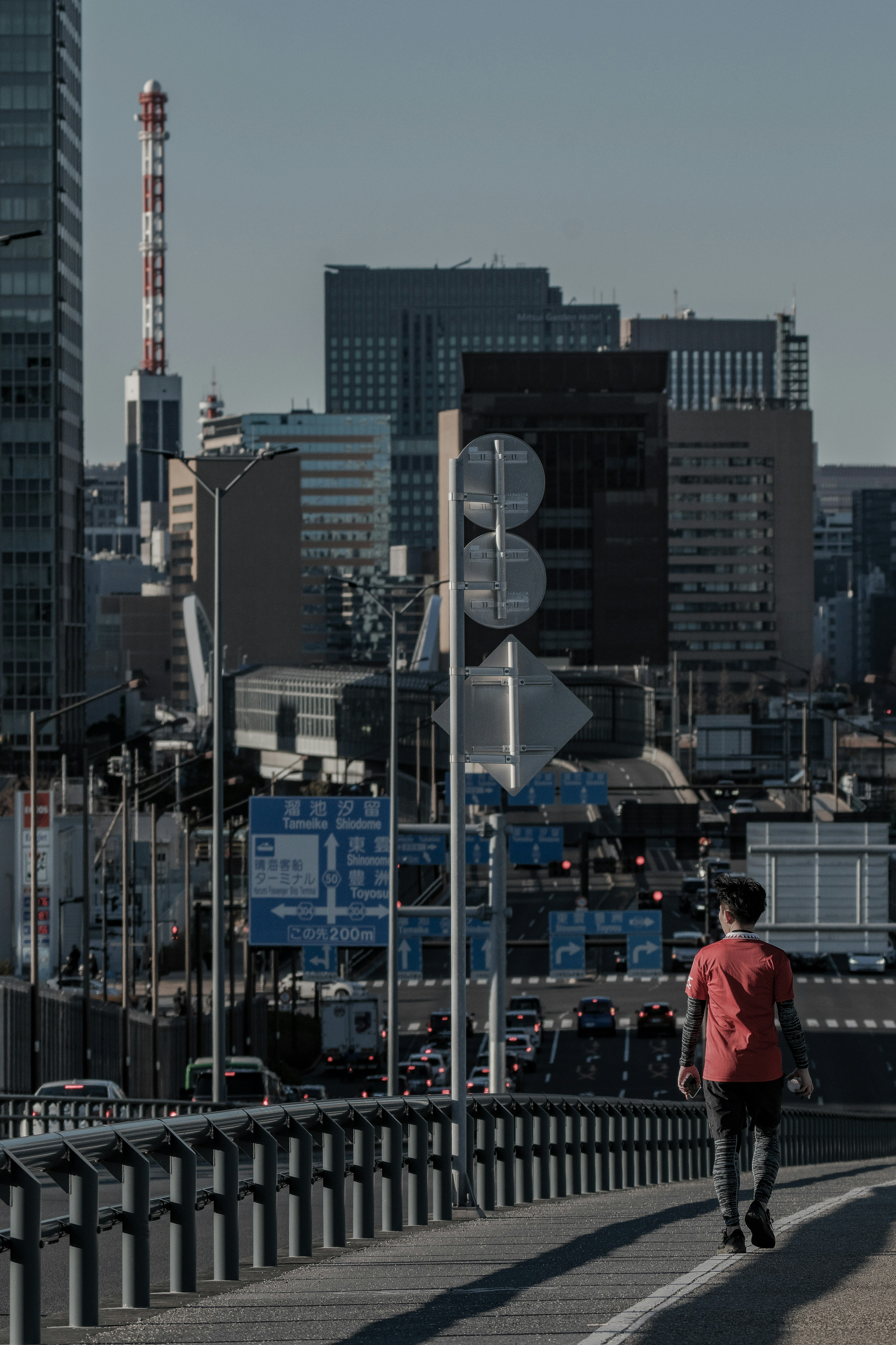 東京の街並みを歩く人物と高層ビル群の風景