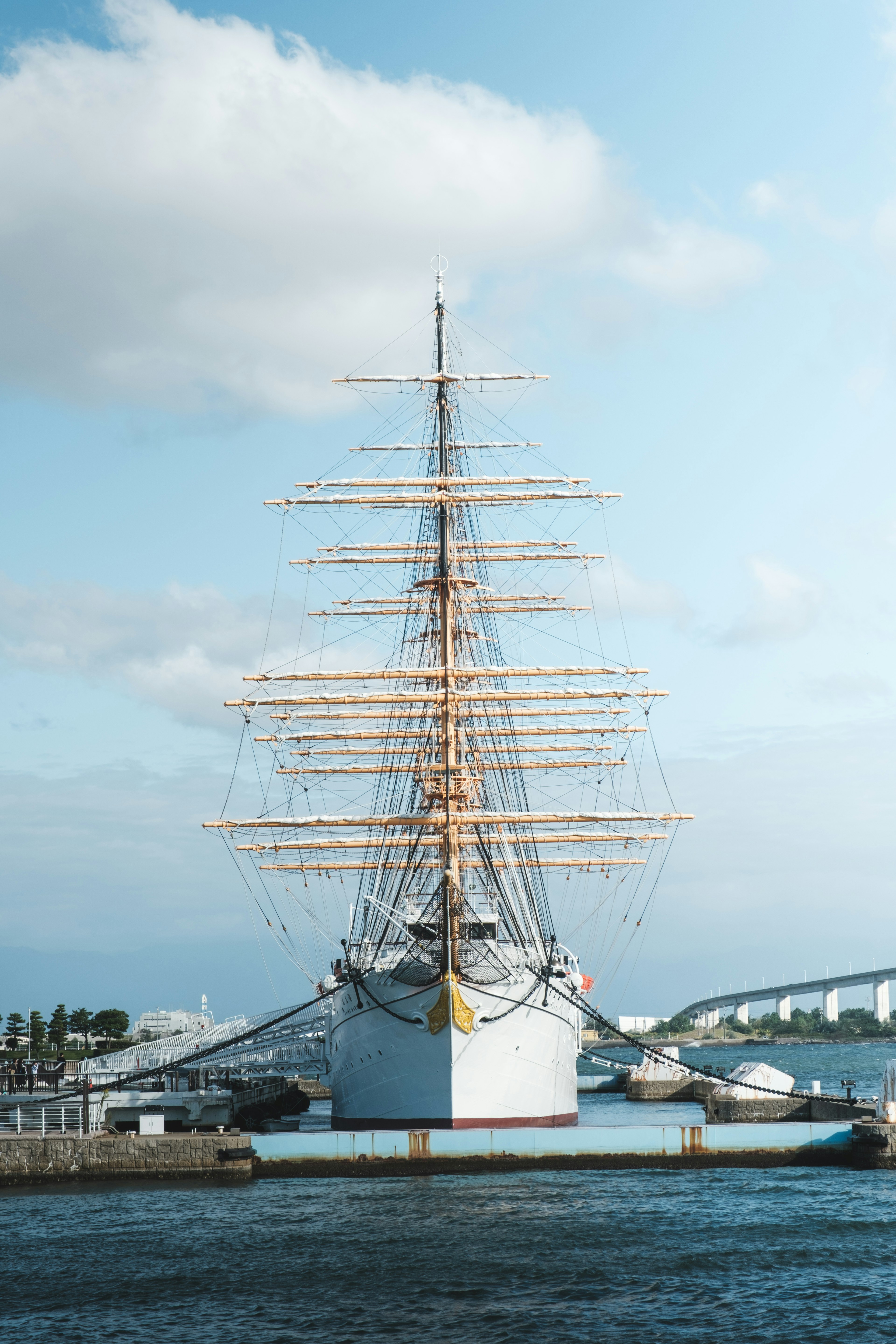 Grande nave a vela ormeggiata nel porto