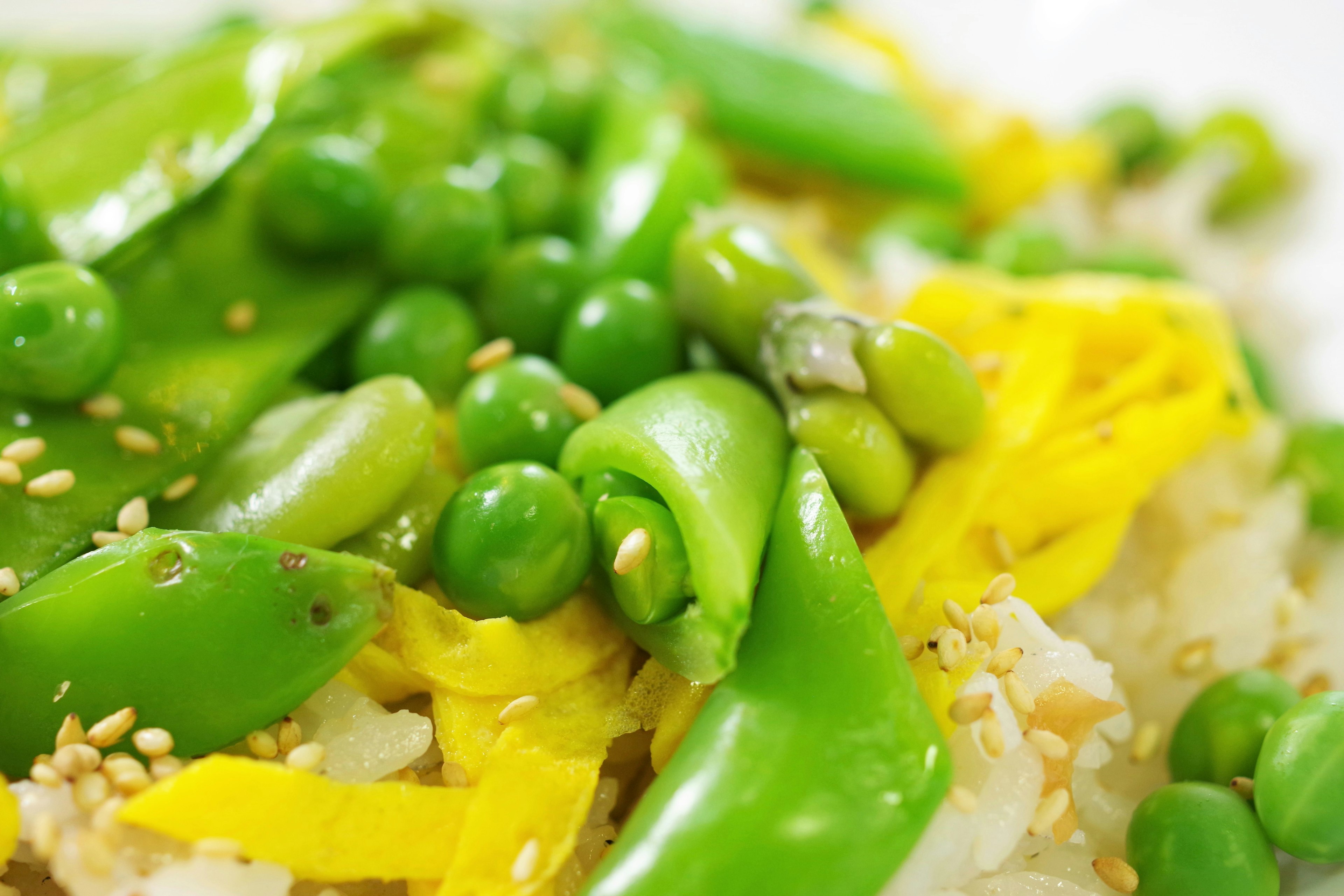 Hidangan nasi dengan sayuran hijau dan telur kuning