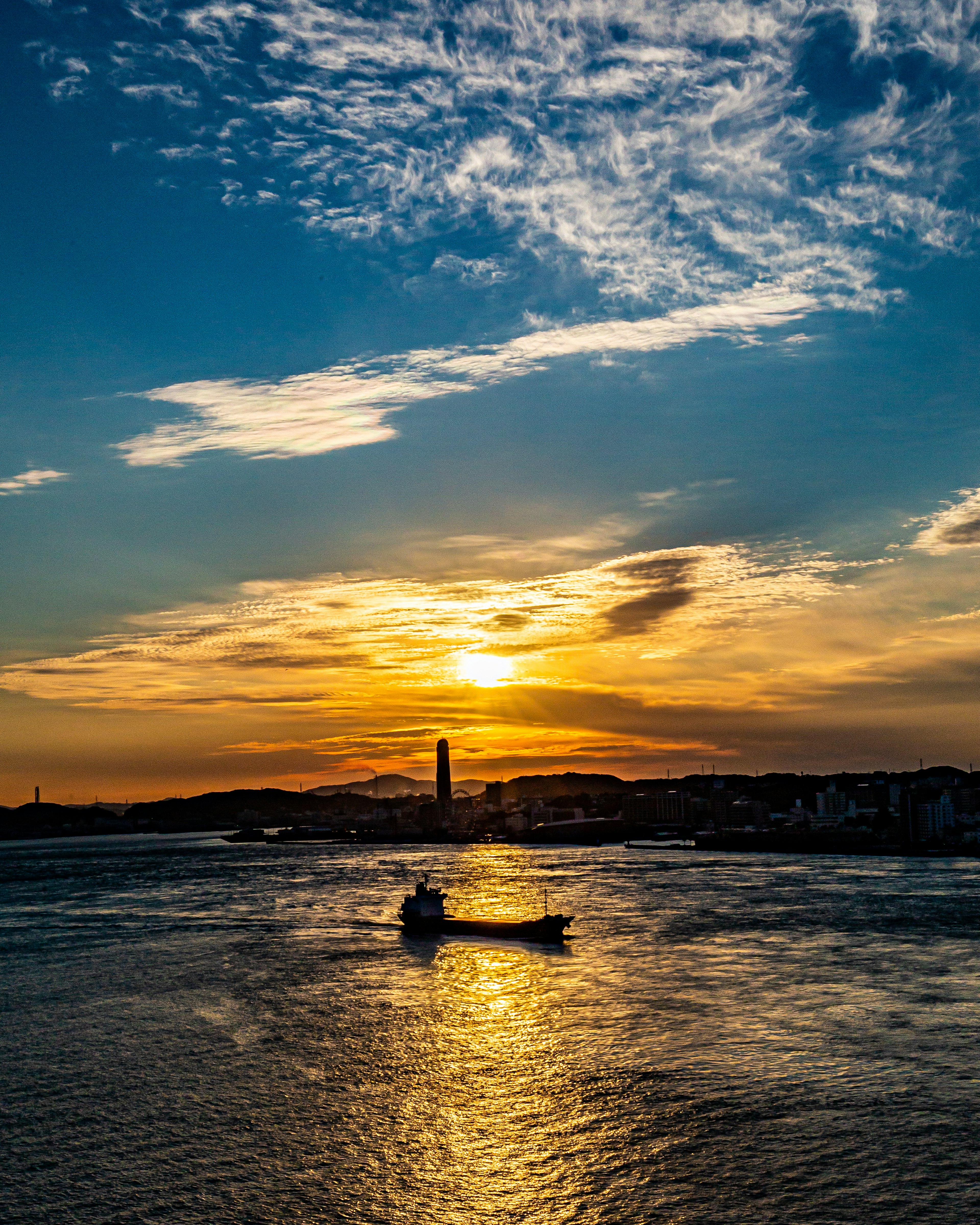 Una piccola barca sull'acqua al tramonto con un cielo colorato