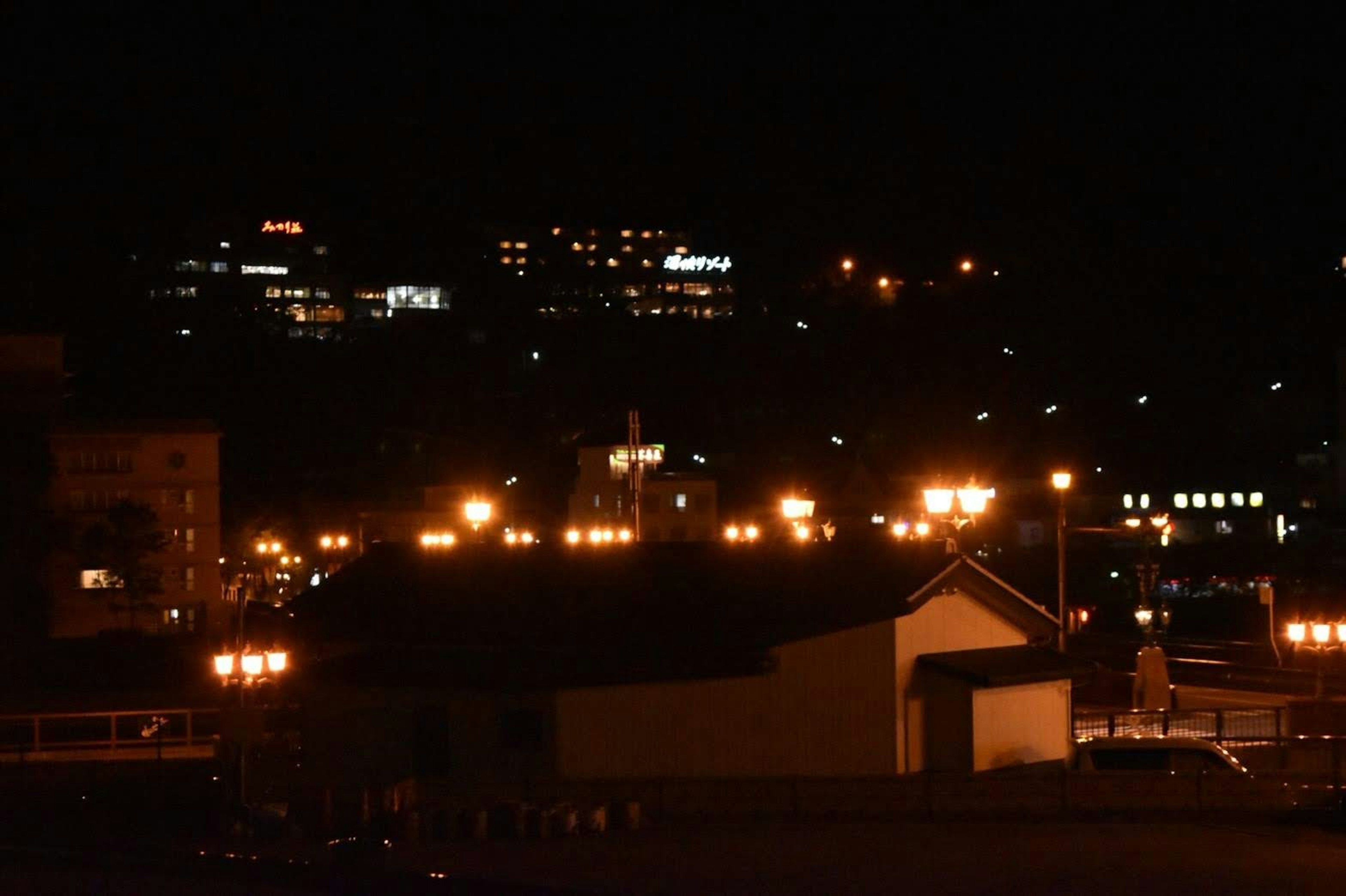 Vista notturna di un paesaggio urbano con luci brillanti