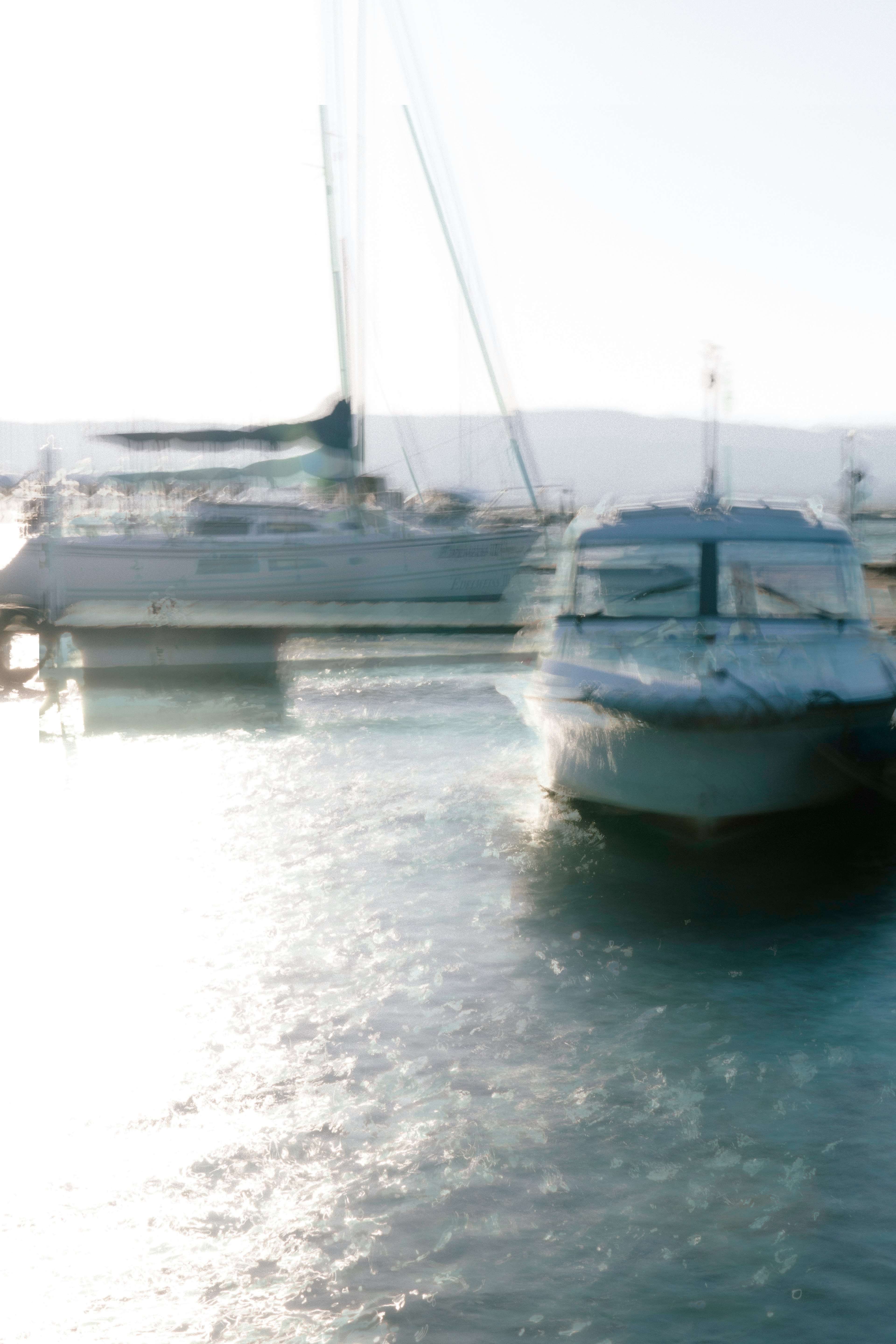 Deux bateaux flottant sur l'eau avec un effet flou