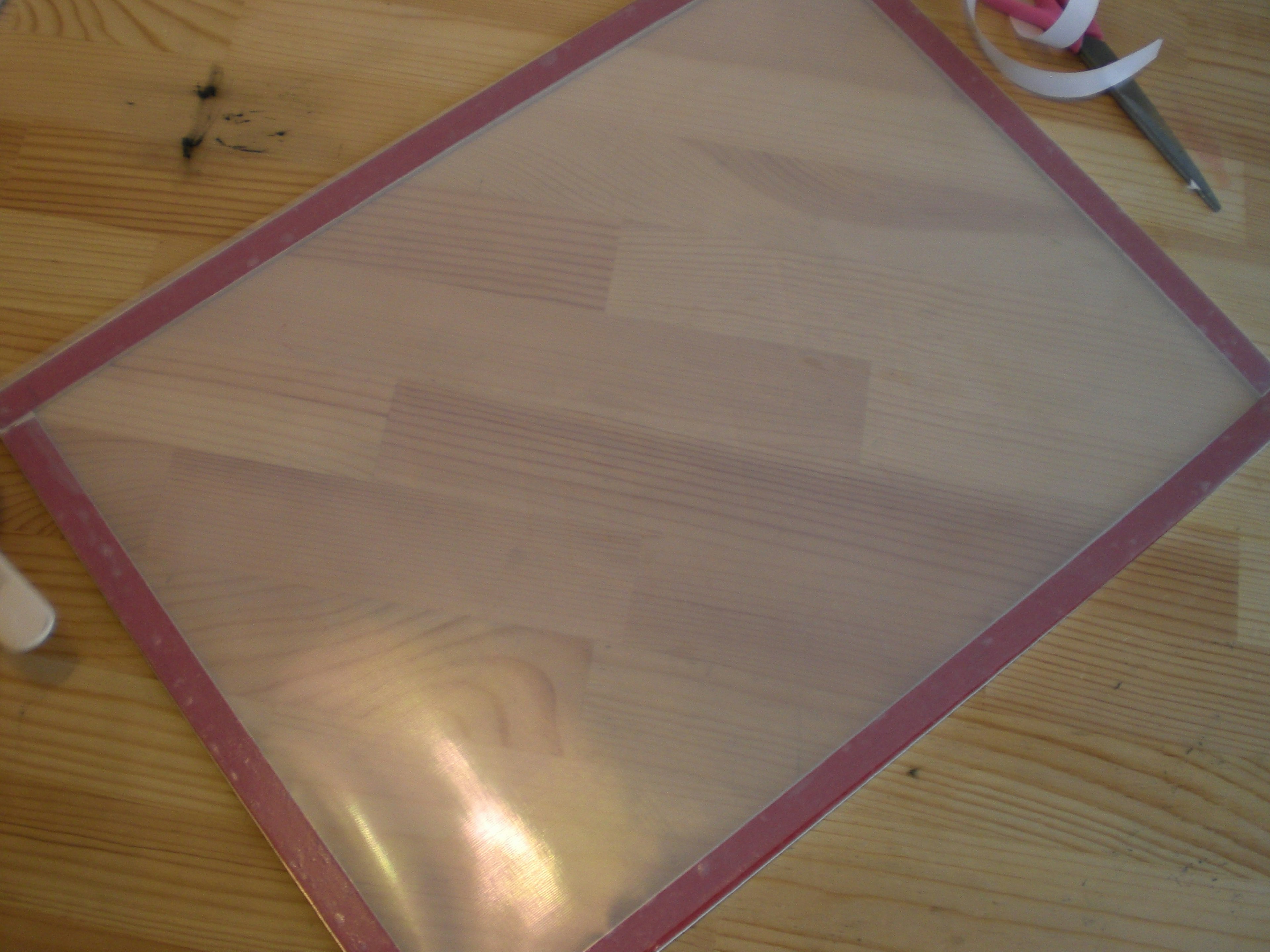 Dossier en plastique transparent avec des bords roses sur une table en bois