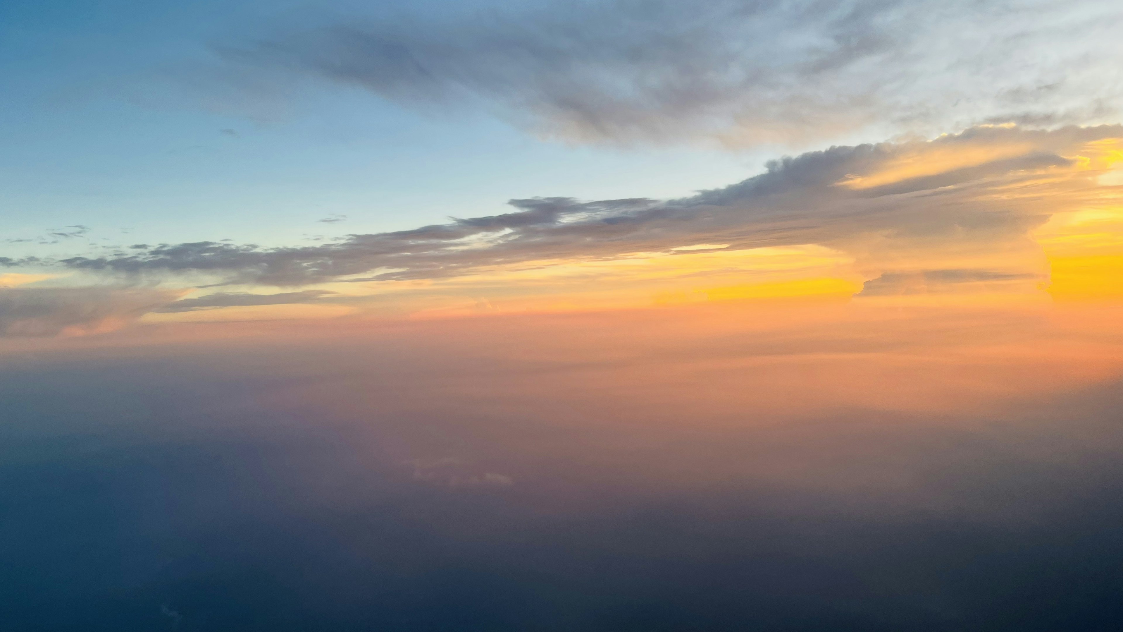 美麗的夕陽天空與雲彩