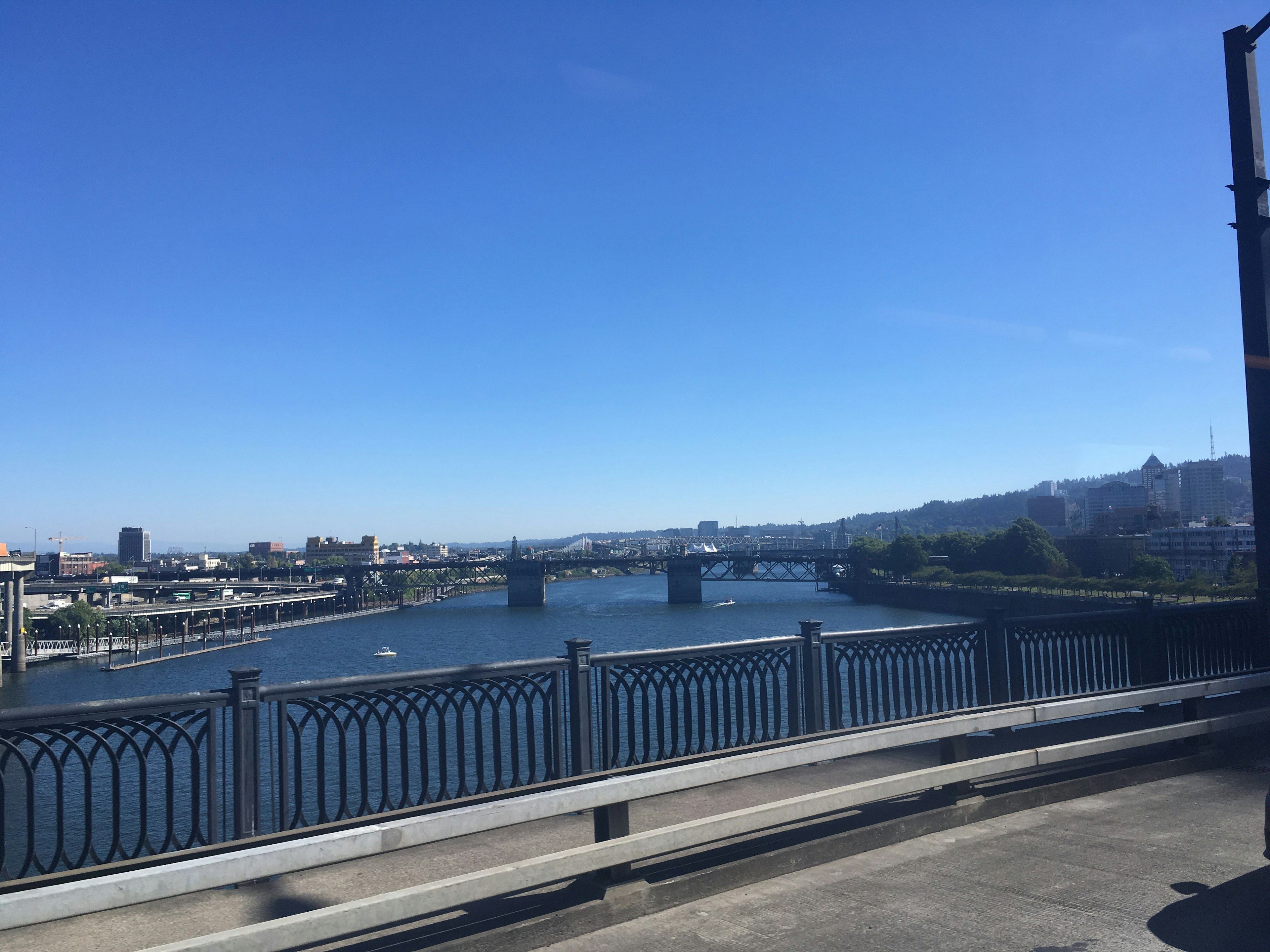 Vista di un fiume e di un ponte sotto un cielo blu chiaro