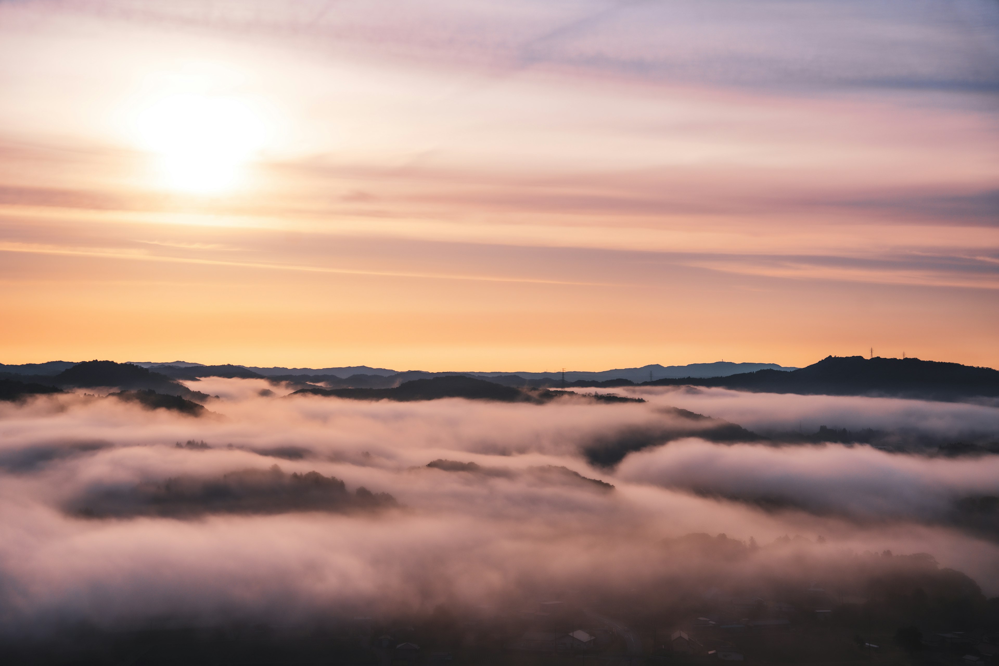 Schöne Landschaft mit Wolkenmeer unter dem Sonnenuntergang