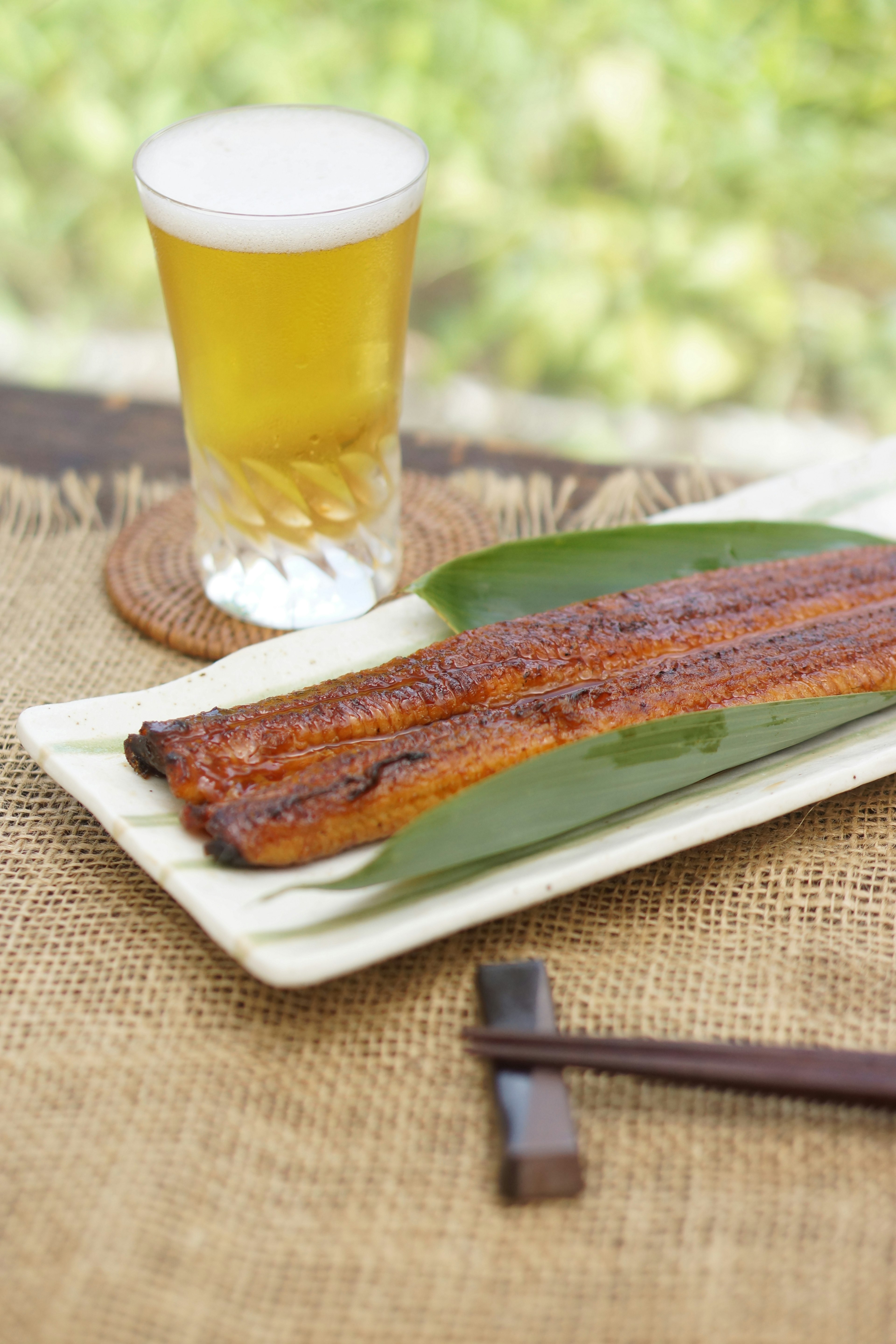 Anguille grillée servie avec de la bière sur une assiette