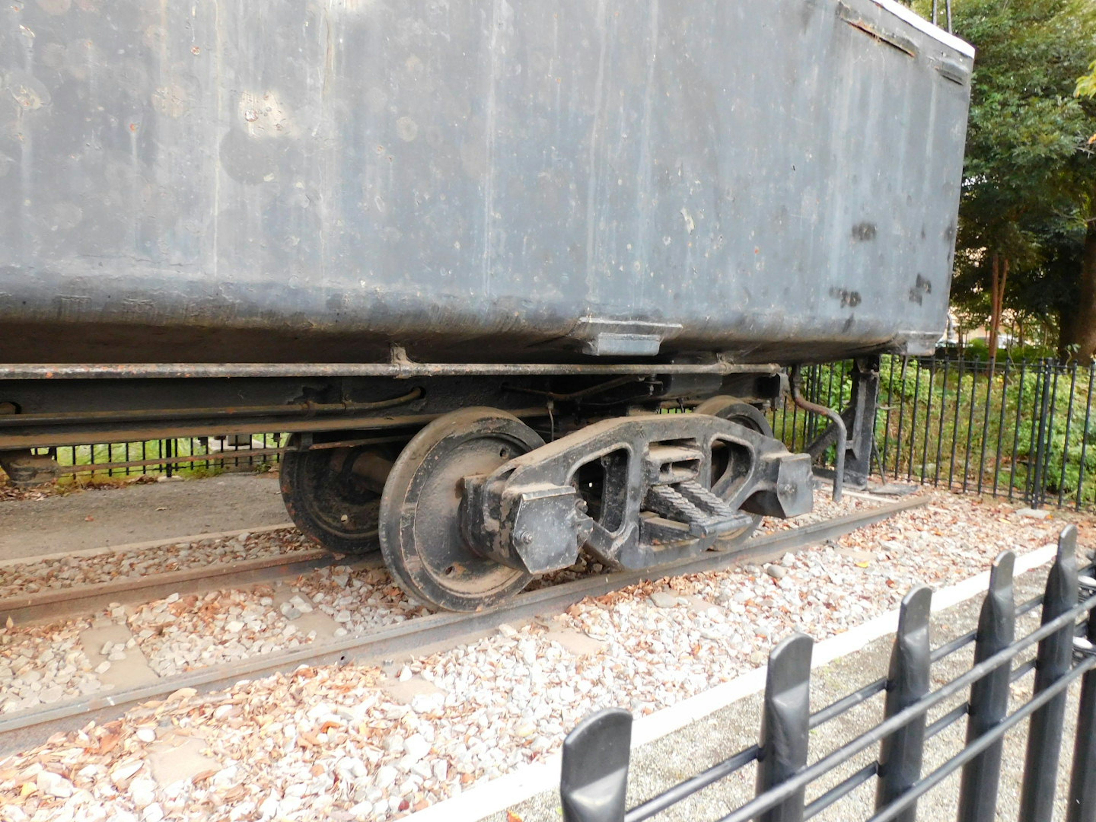 Détail d'une roue et d'un essieu de wagon de fret ancien