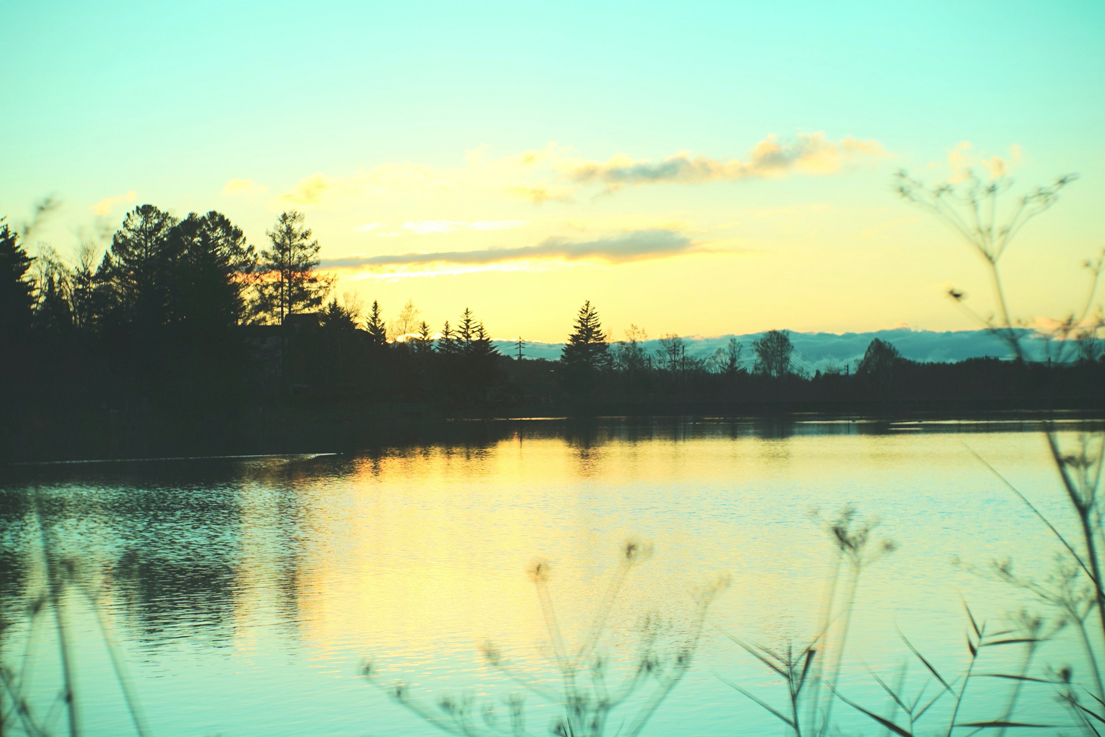 Lac tranquille au coucher du soleil reflétant des couleurs vives