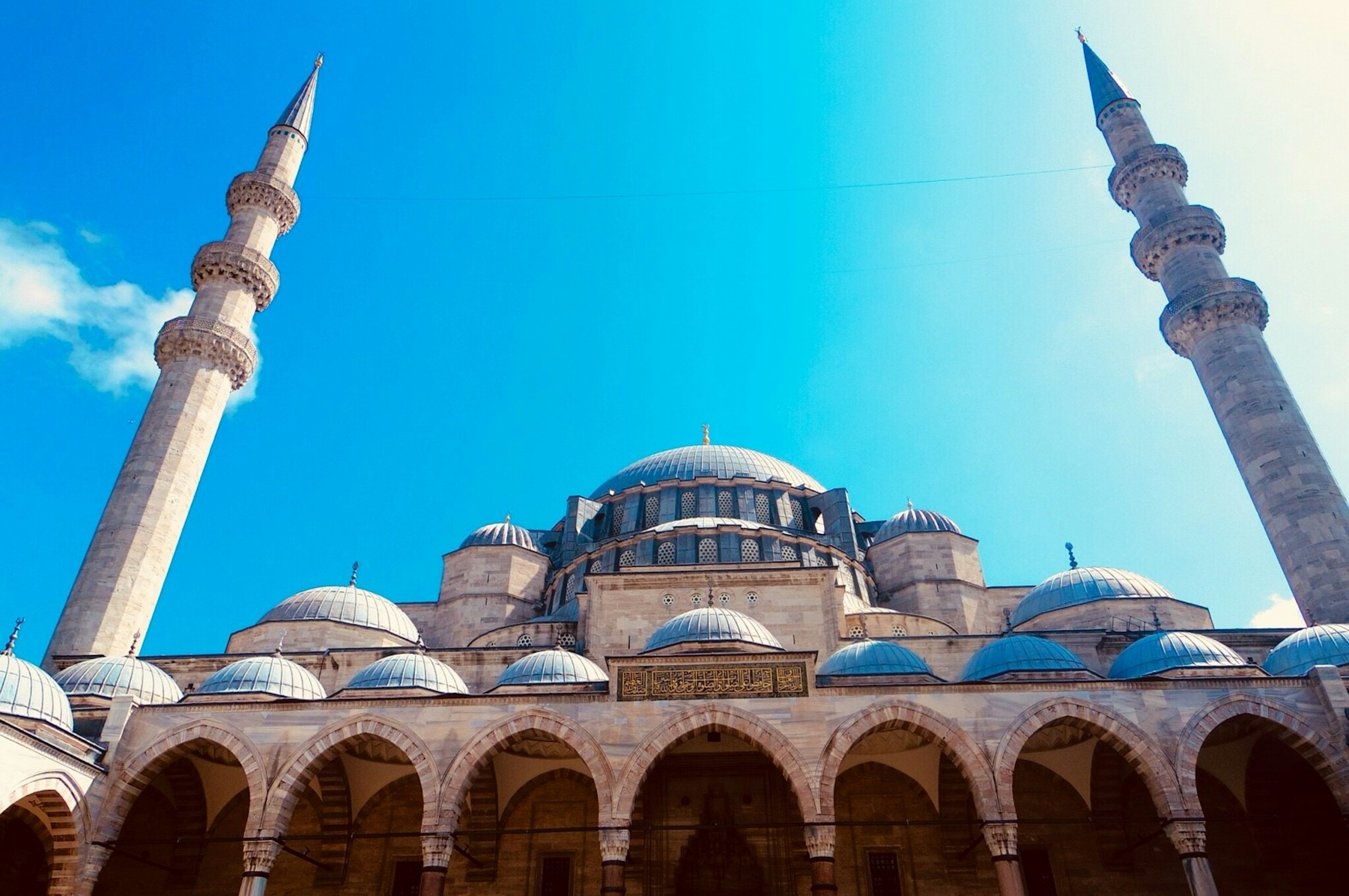 Eksterior masjid yang indah dengan menara tinggi di bawah langit biru