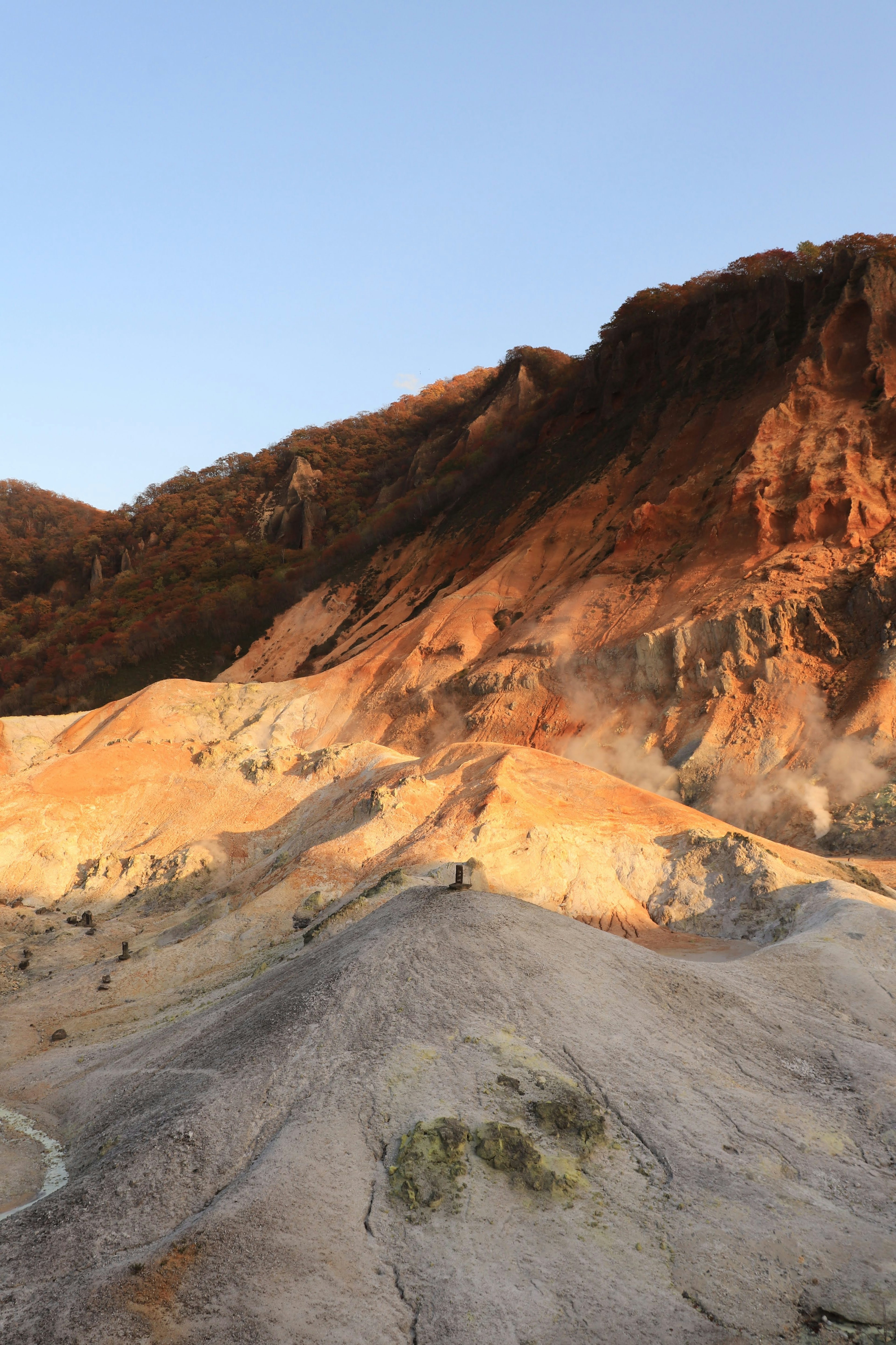 Imponente paisaje montañoso con luz del sol iluminando el terreno rocoso