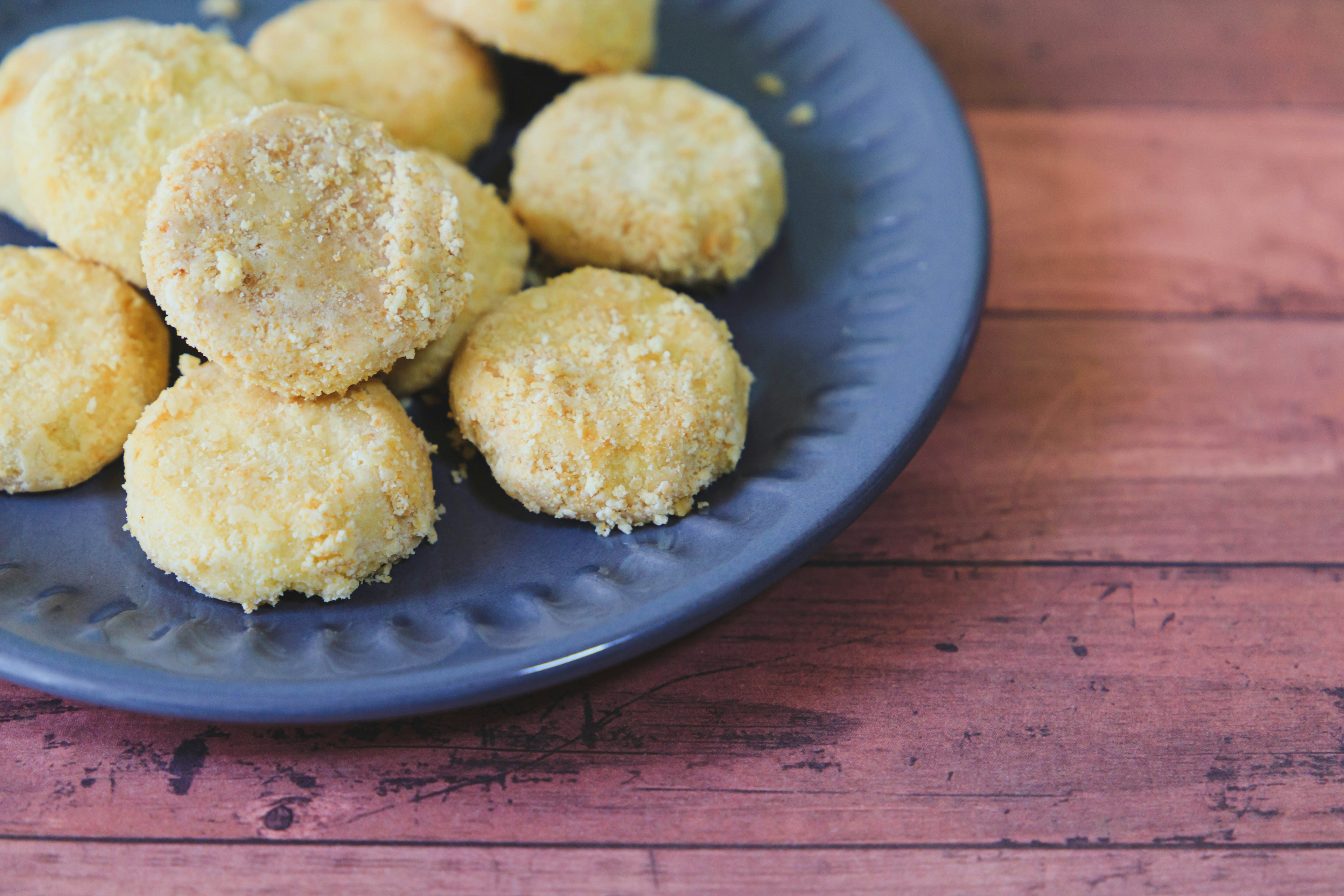 Makanan goreng berwarna emas di atas piring biru