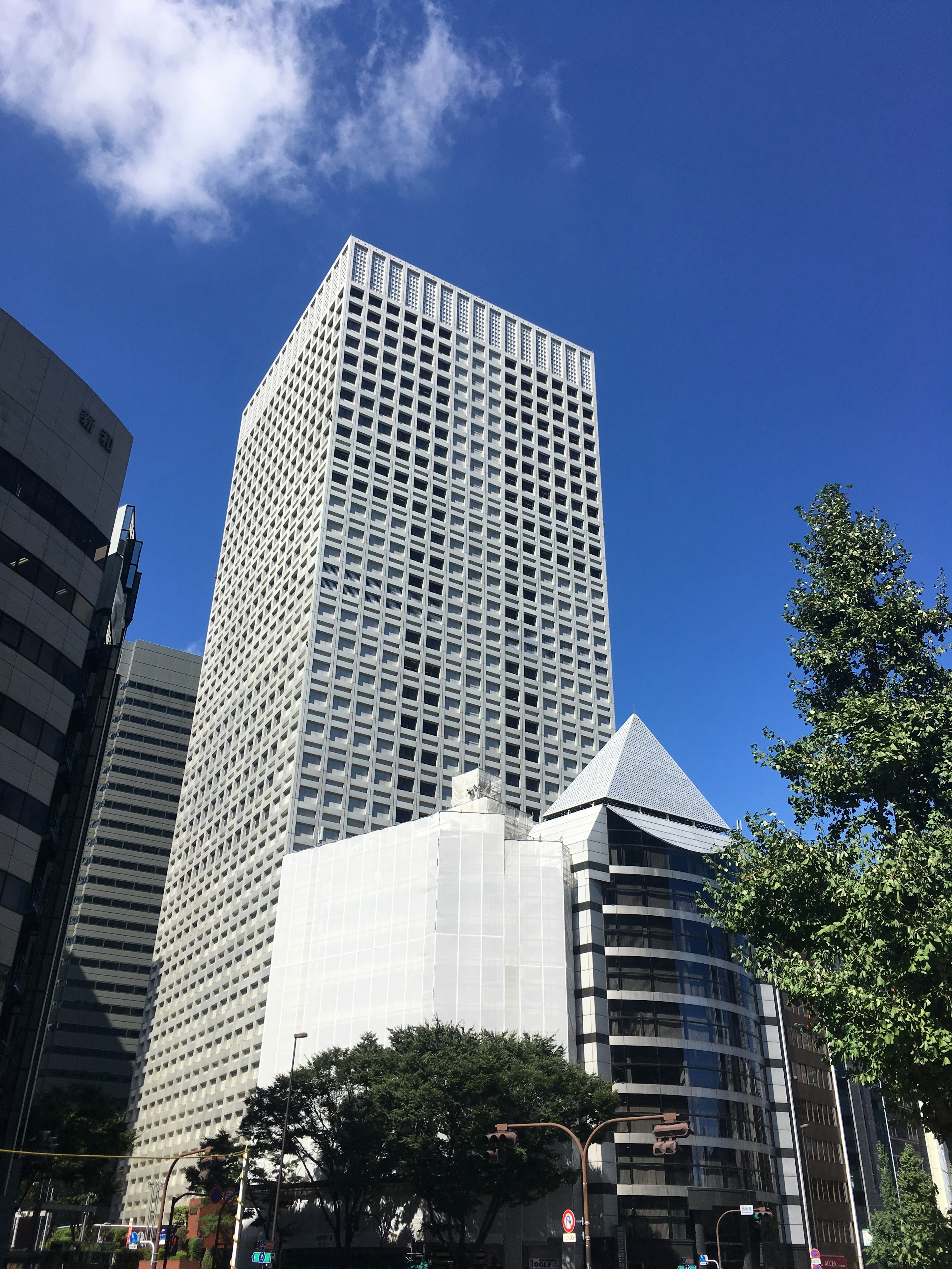 Sebuah gedung tinggi di bawah langit biru