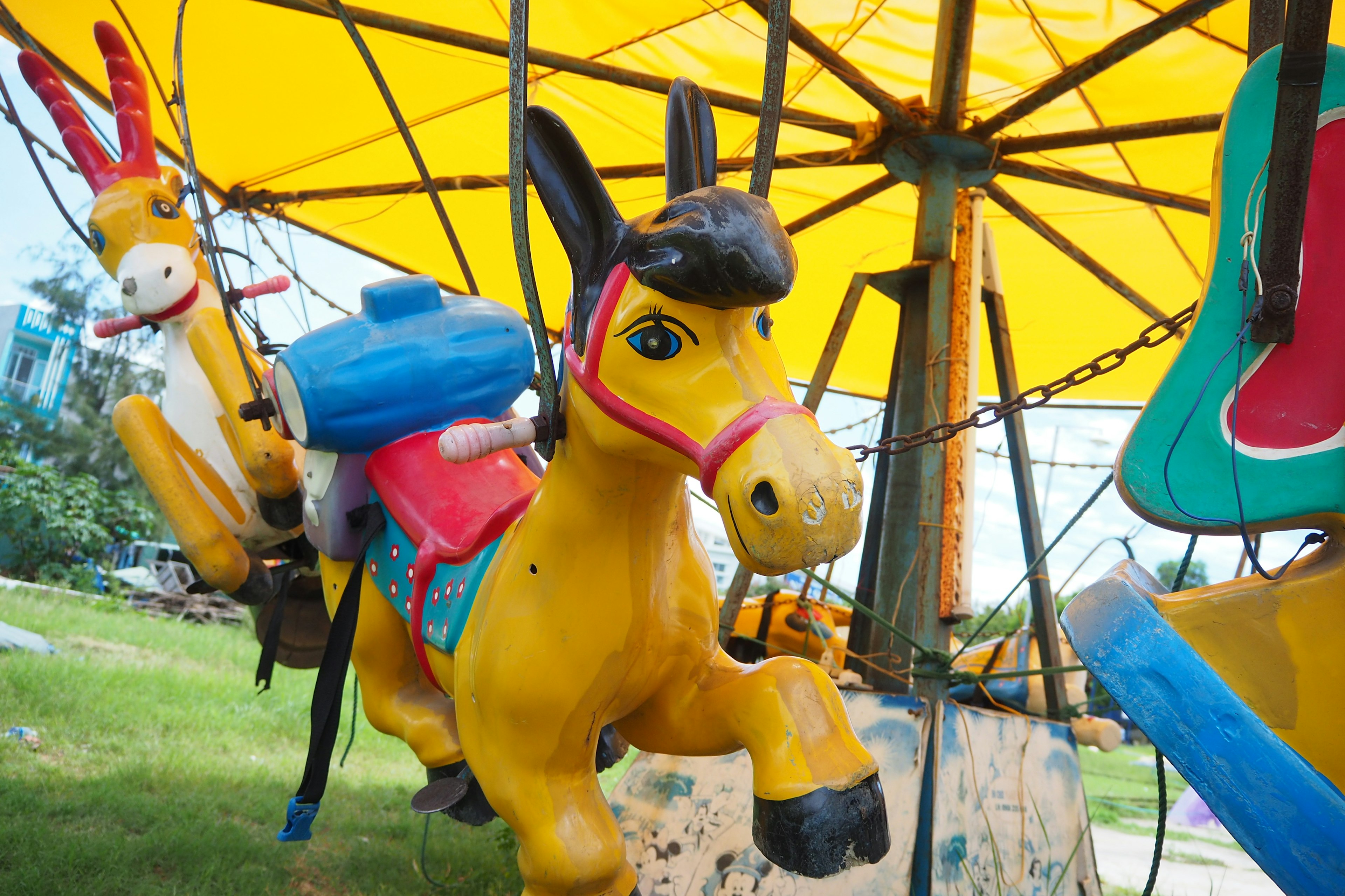 Chevaux de carousel colorés suspendus dans un espace de jeu