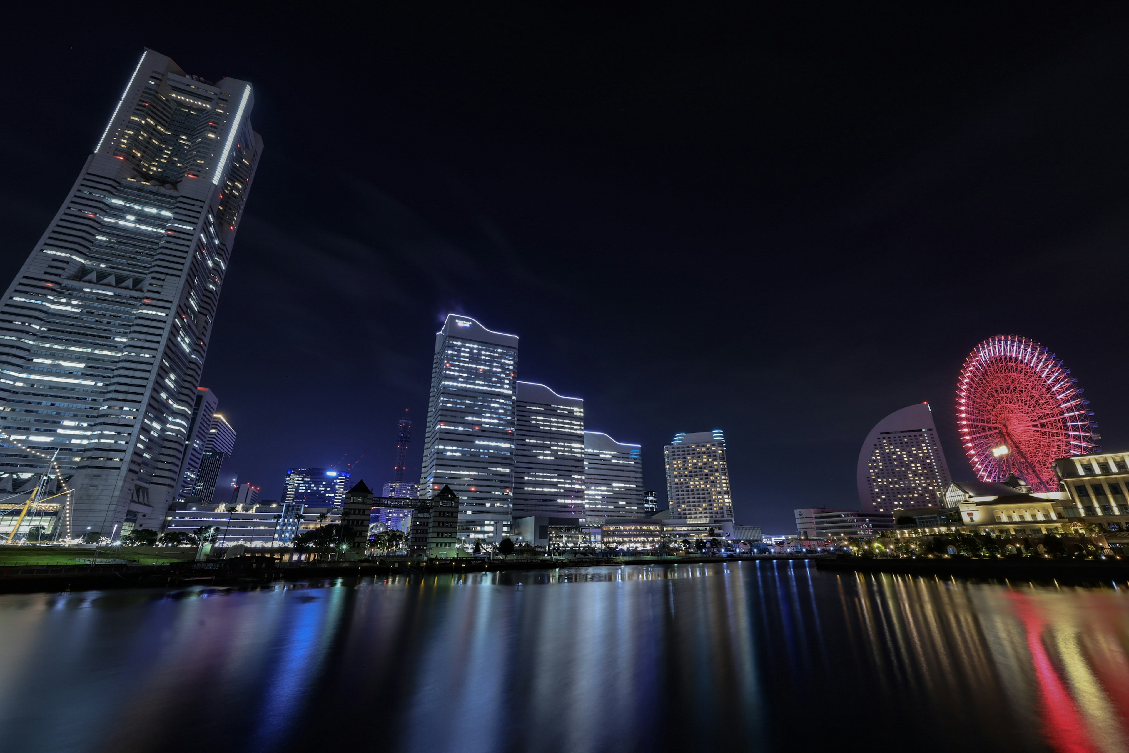 Nachtansicht von Yokohama mit Wolkenkratzern und einem Riesenrad