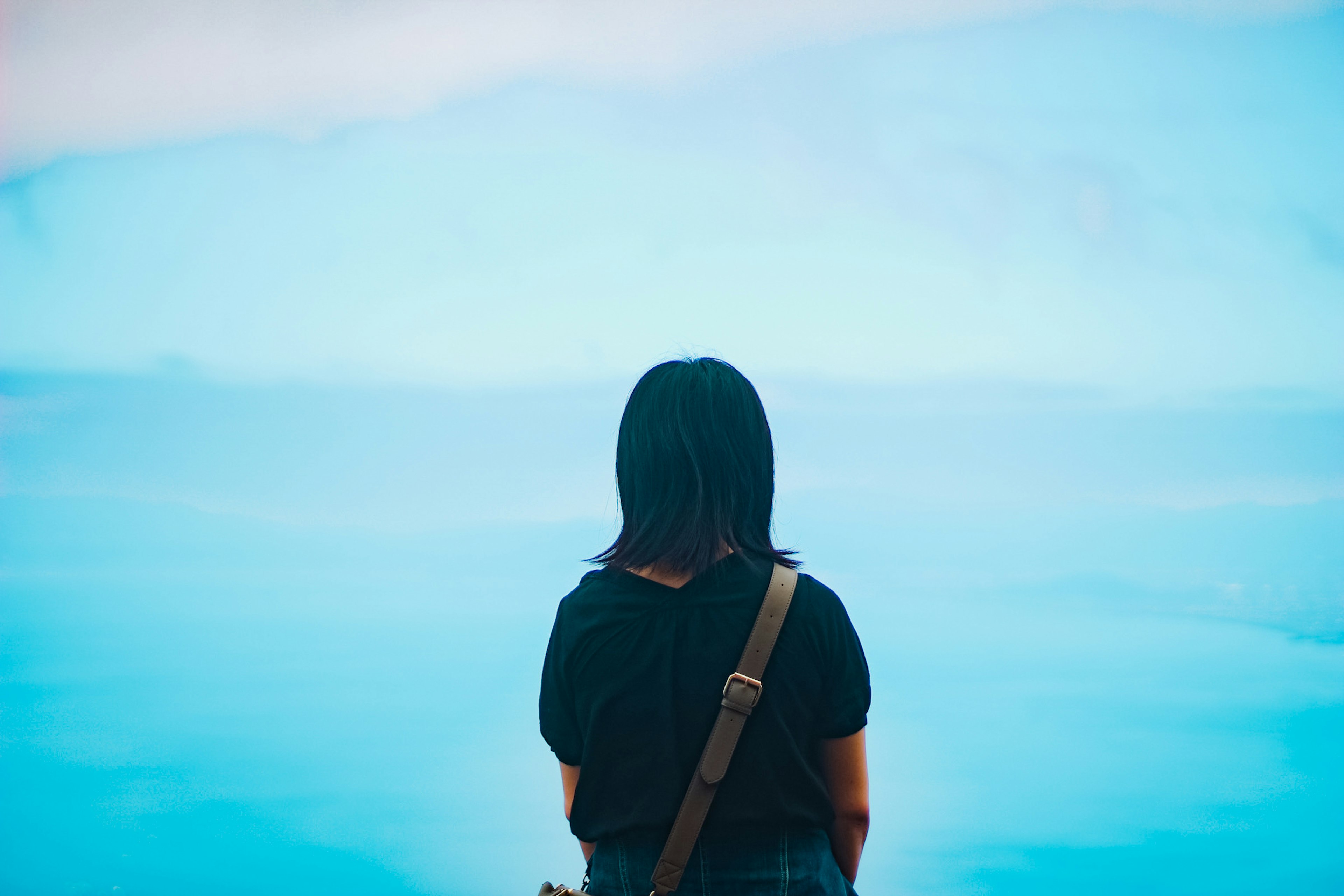 Frau, die auf einen blauen Hintergrund schaut