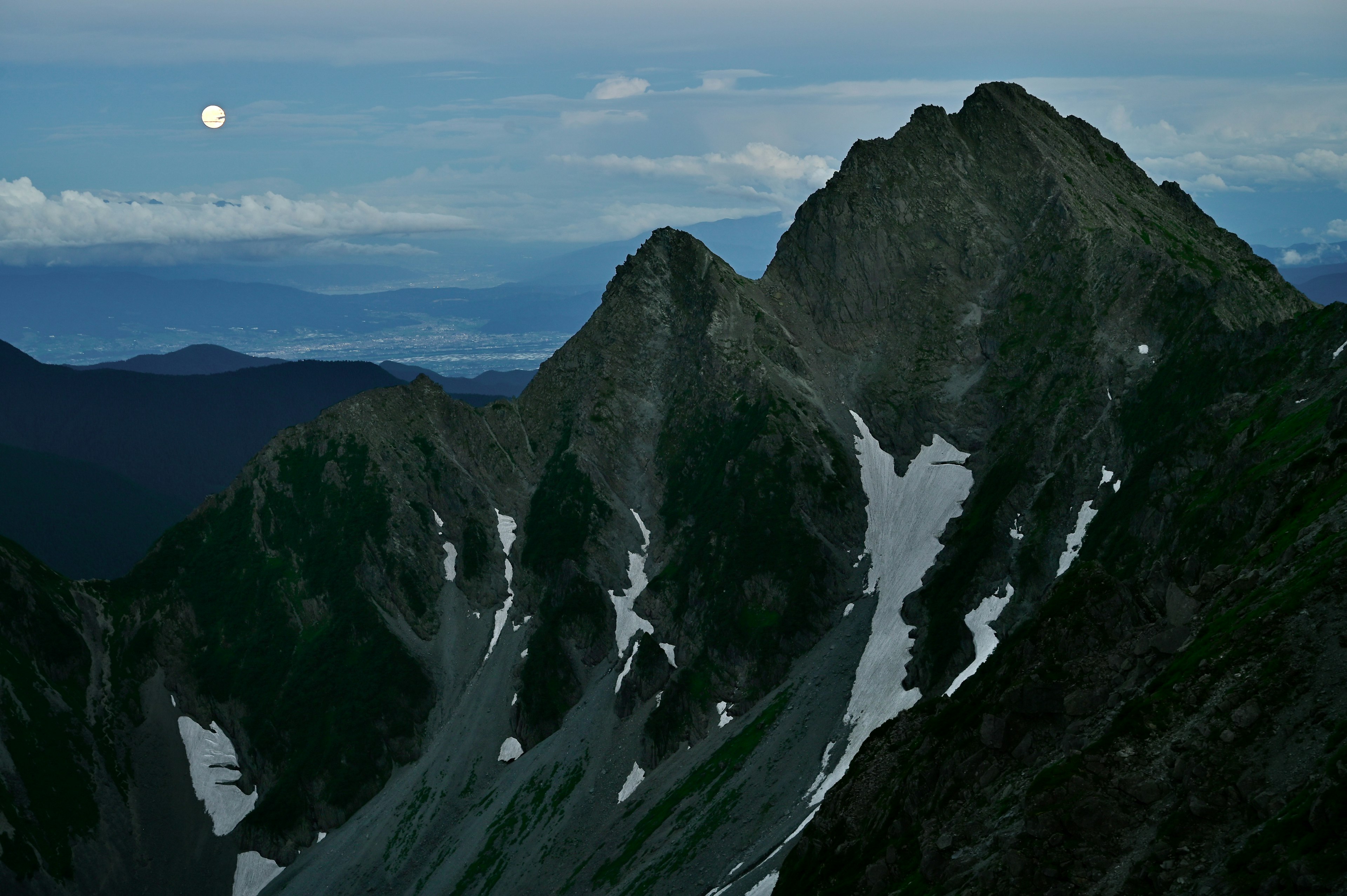 Nachtlandschaft mit Berggipfeln und schneebedeckten Hängen