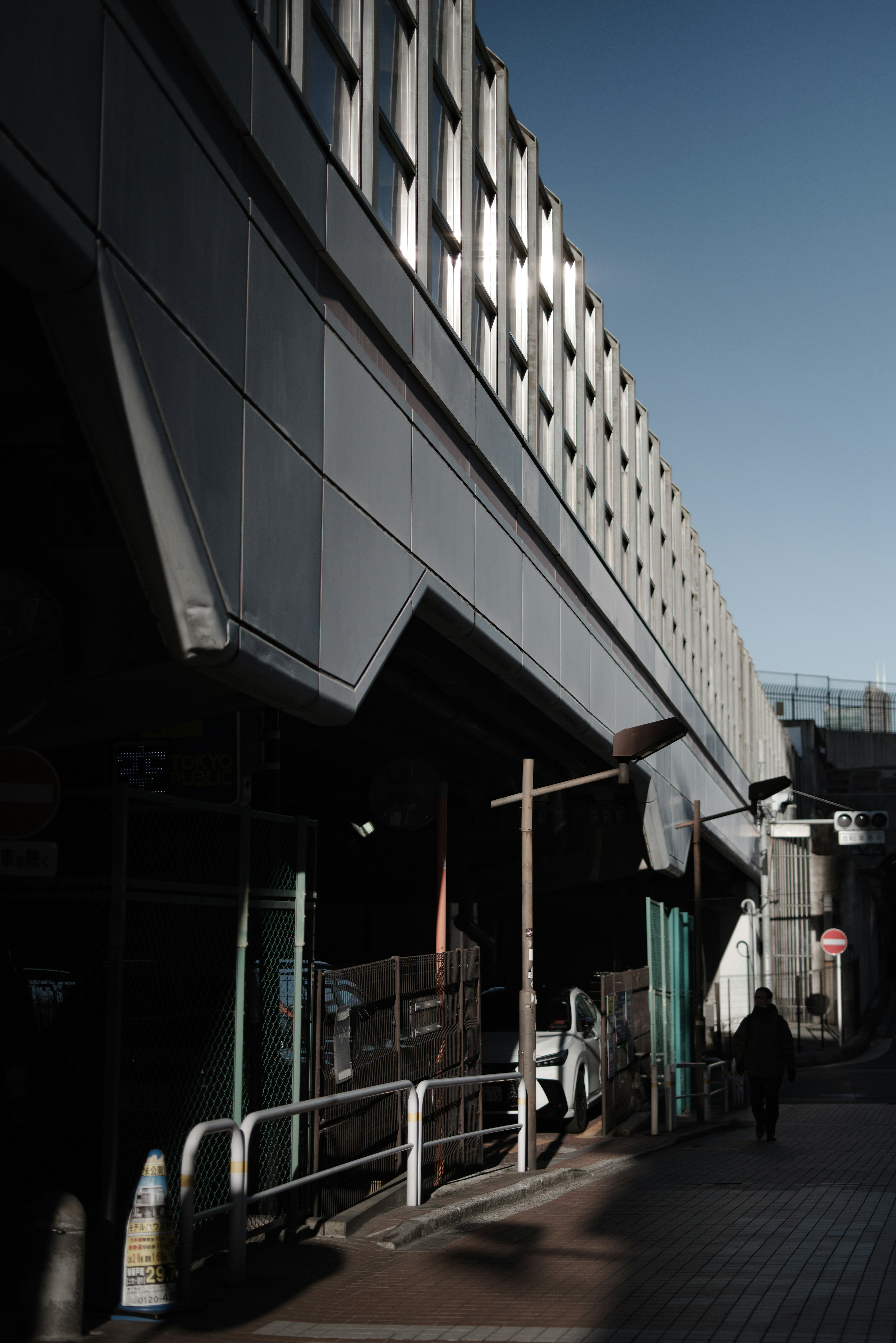 Fachada moderna a lo largo de una calle urbana con sombras