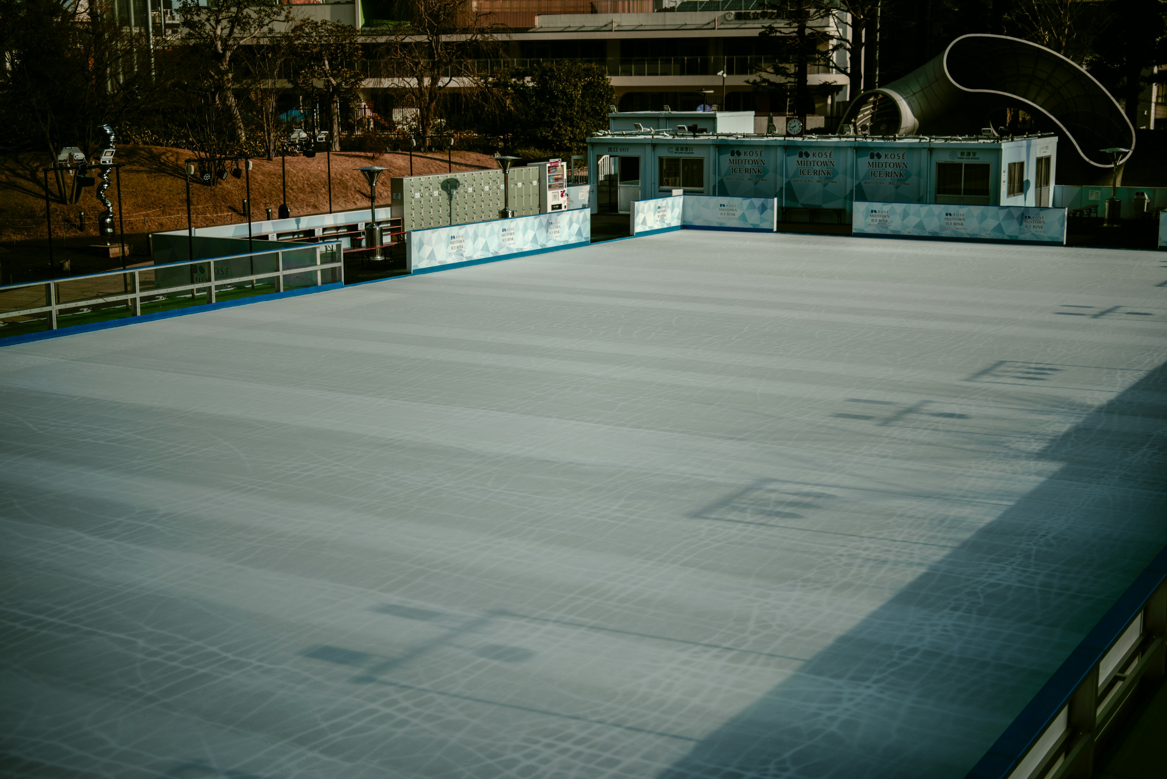 Vista aérea de una pista de patinaje sobre hielo al aire libre con una superficie de hielo lisa