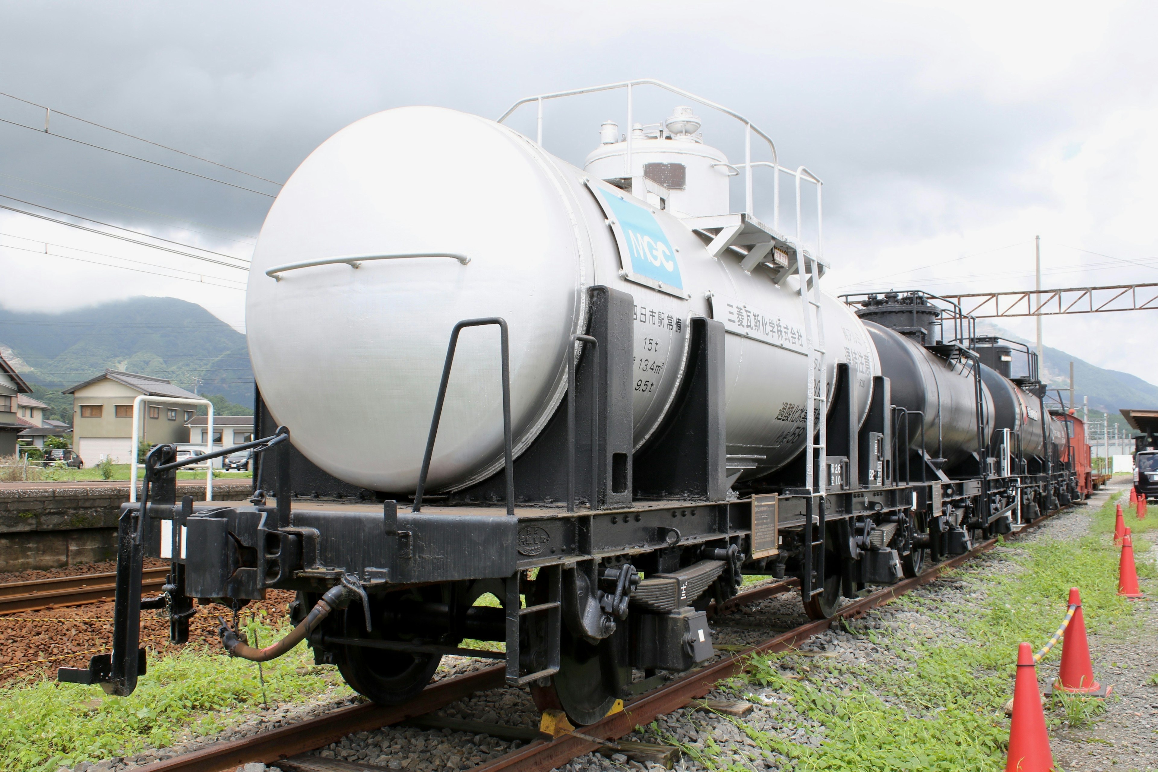 Blick auf einen Zugtankwagen mit einer glänzenden weißen Kuppel