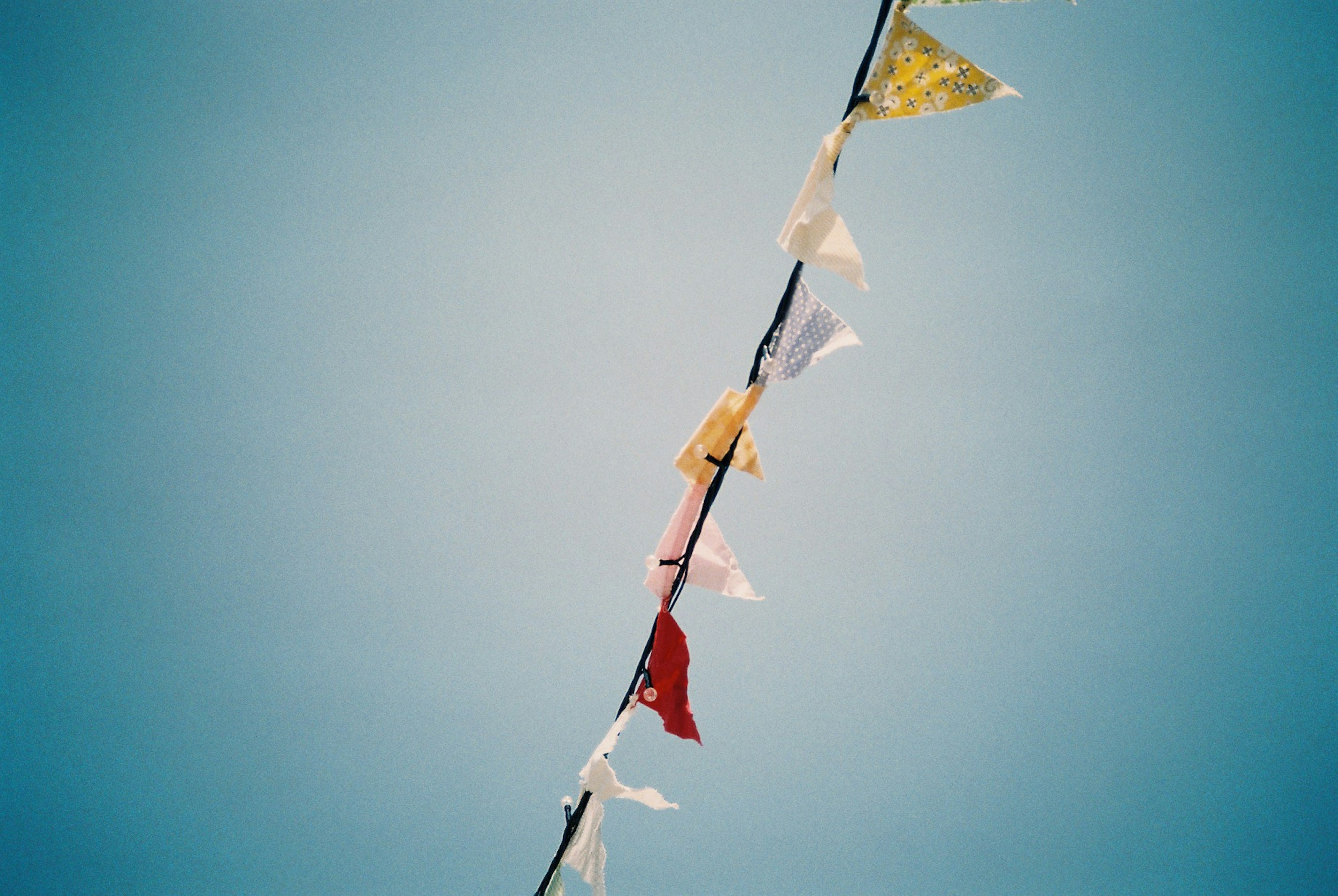 Bandiere colorate che ondeggiano dolcemente contro un cielo blu