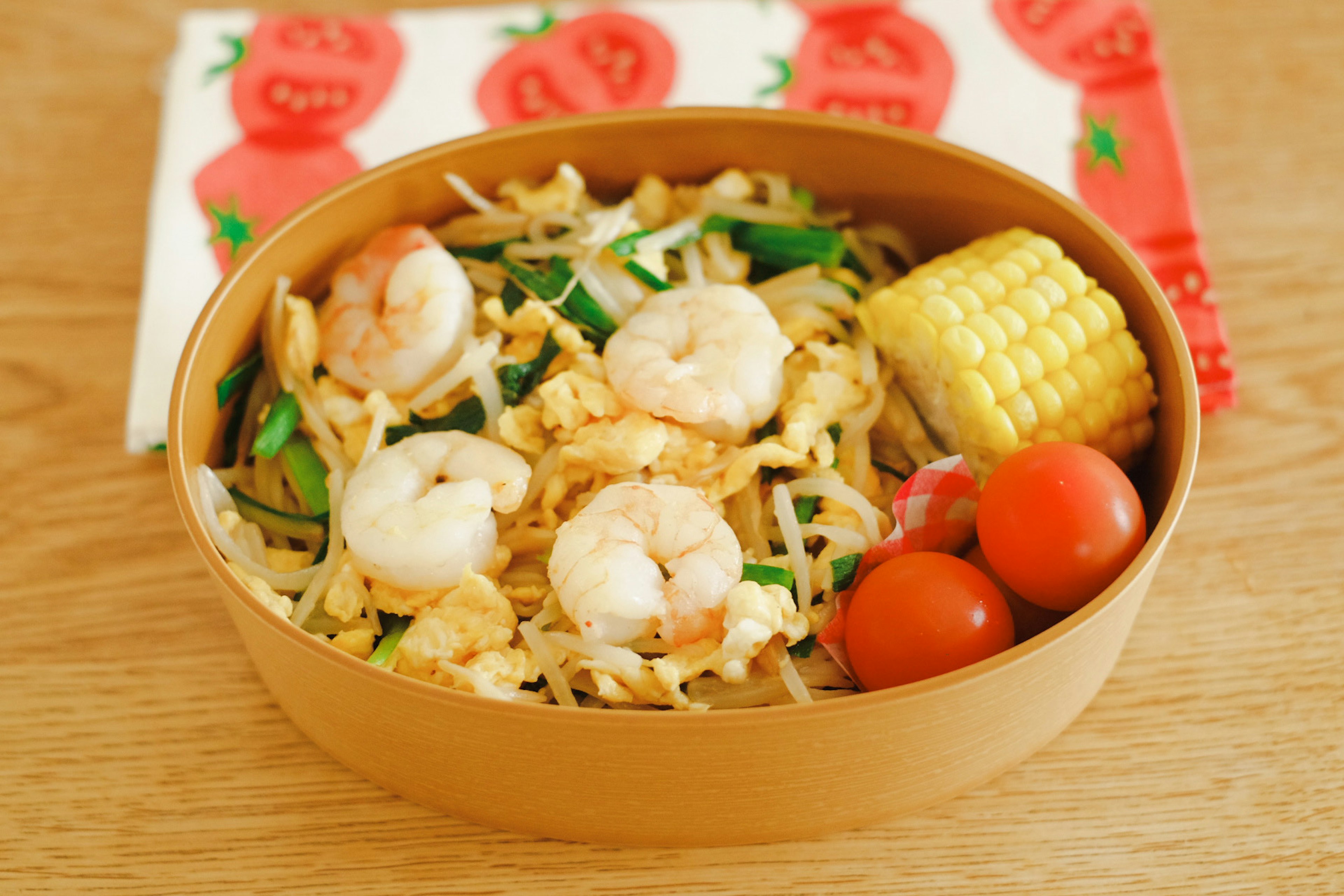 Image d'une boîte à bento avec des crevettes et des légumes sautés