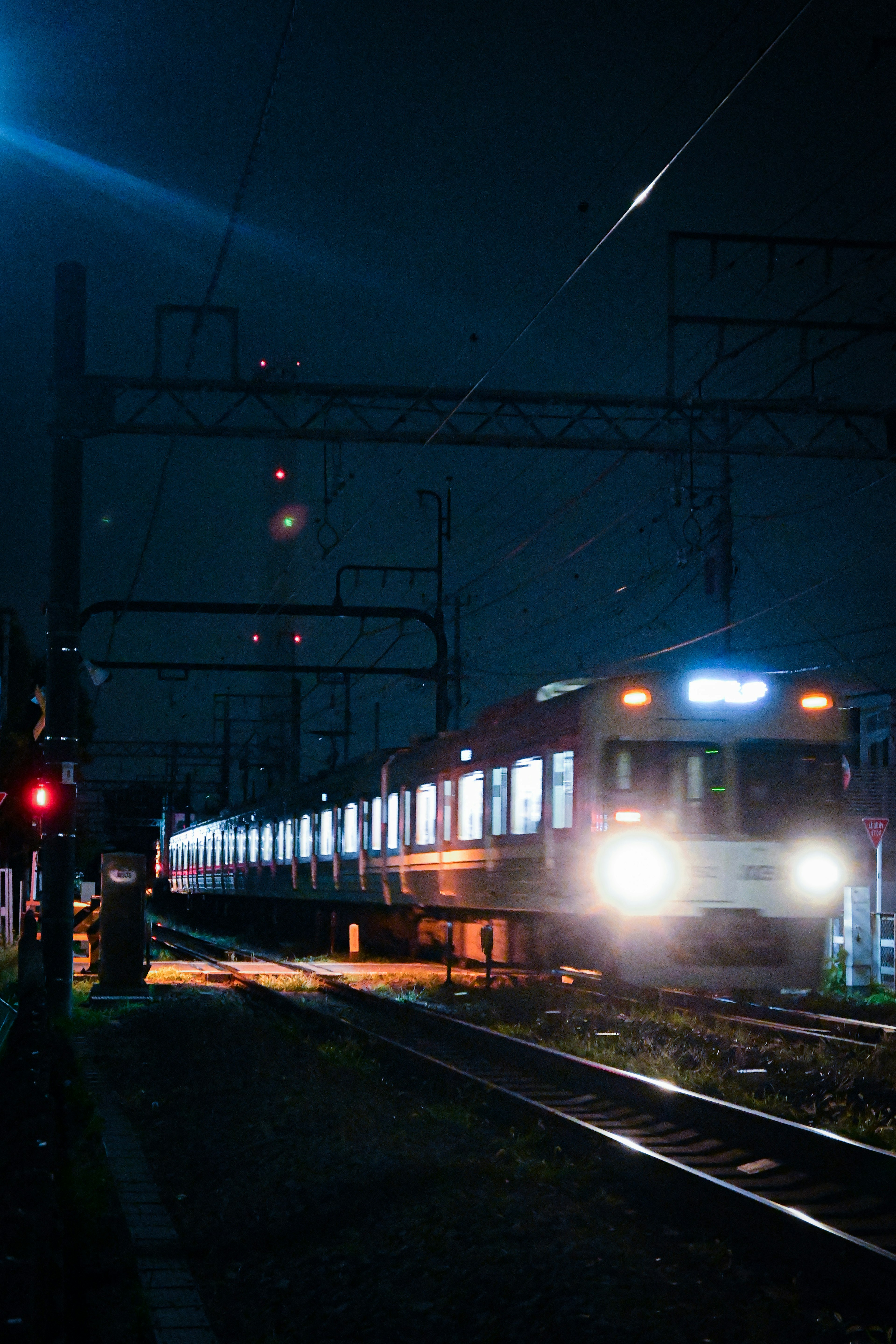 Train éclairé la nuit sur les voies ferrées