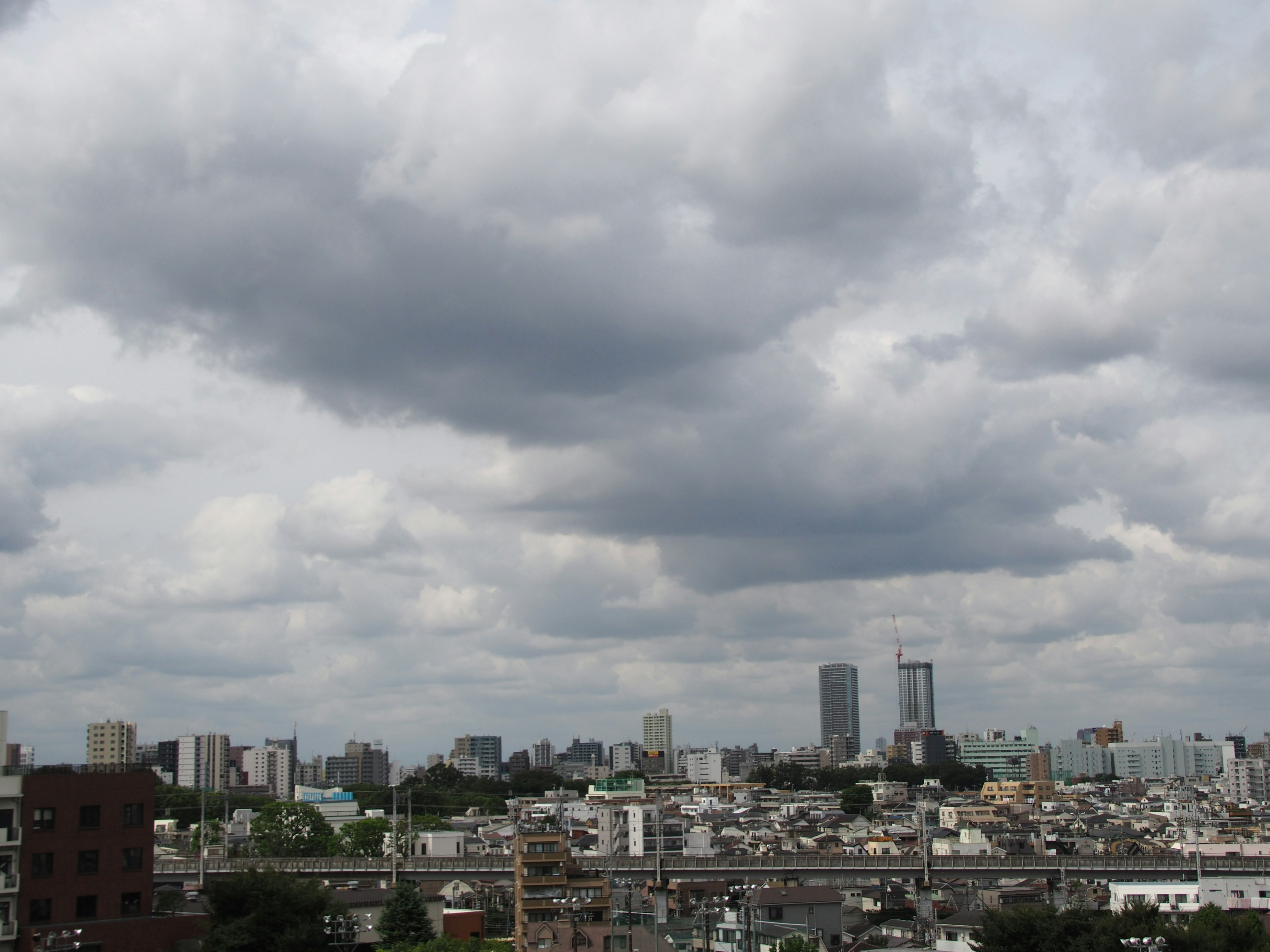 东京城市景观与多云的天空