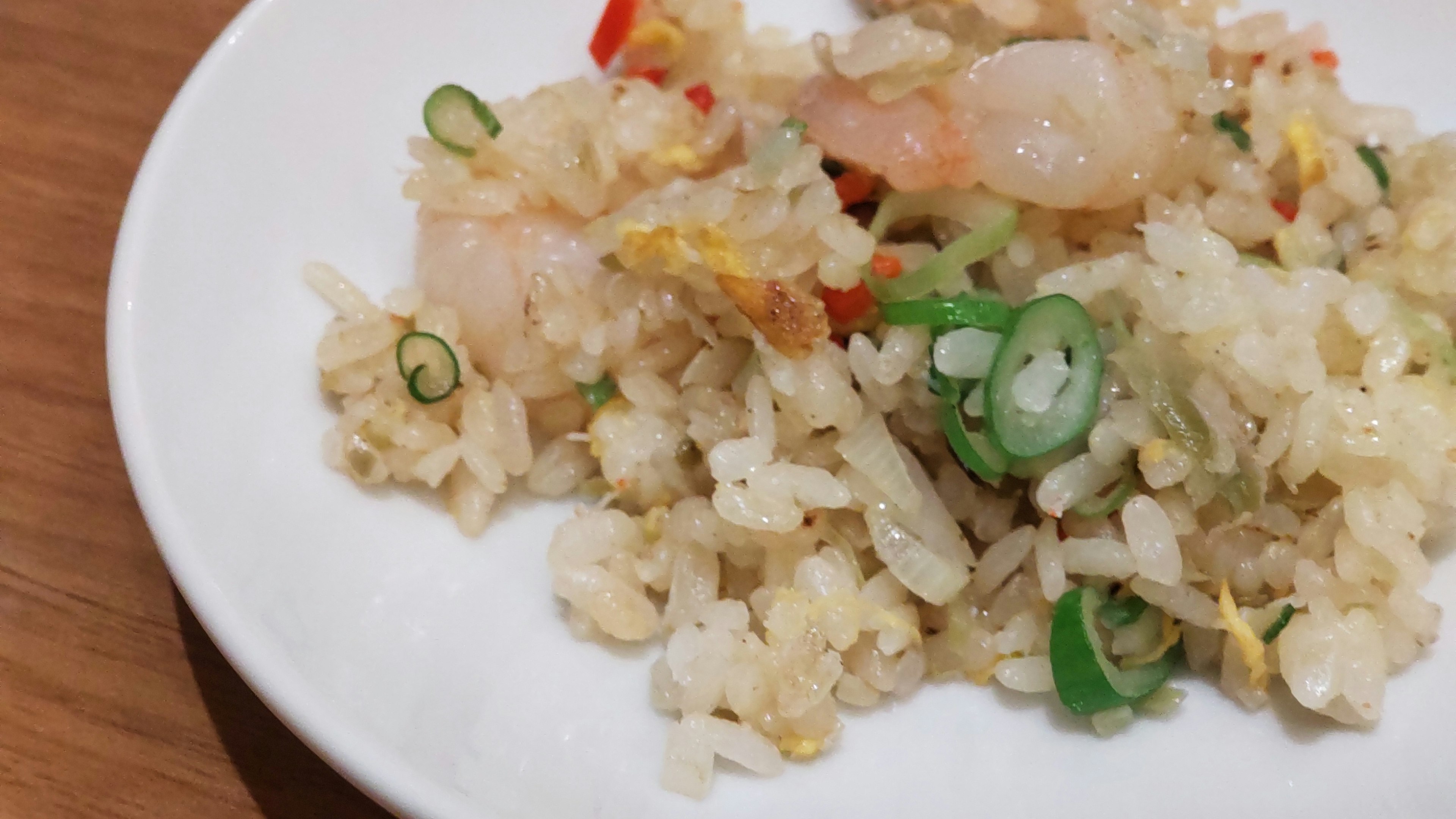 Plato de arroz frito con camarones y cebollas verdes