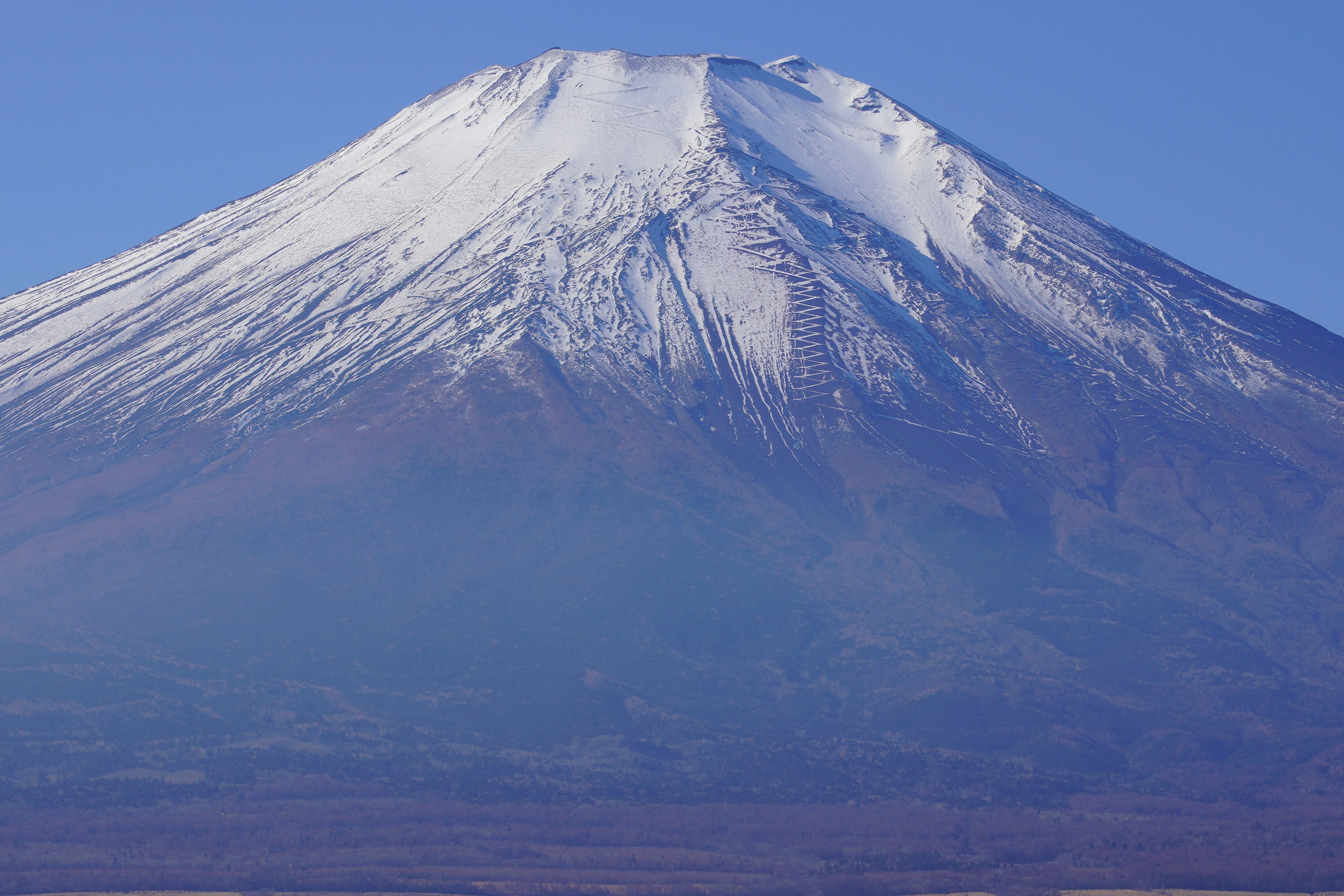 Vista spettacolare del monte Fuji innevato