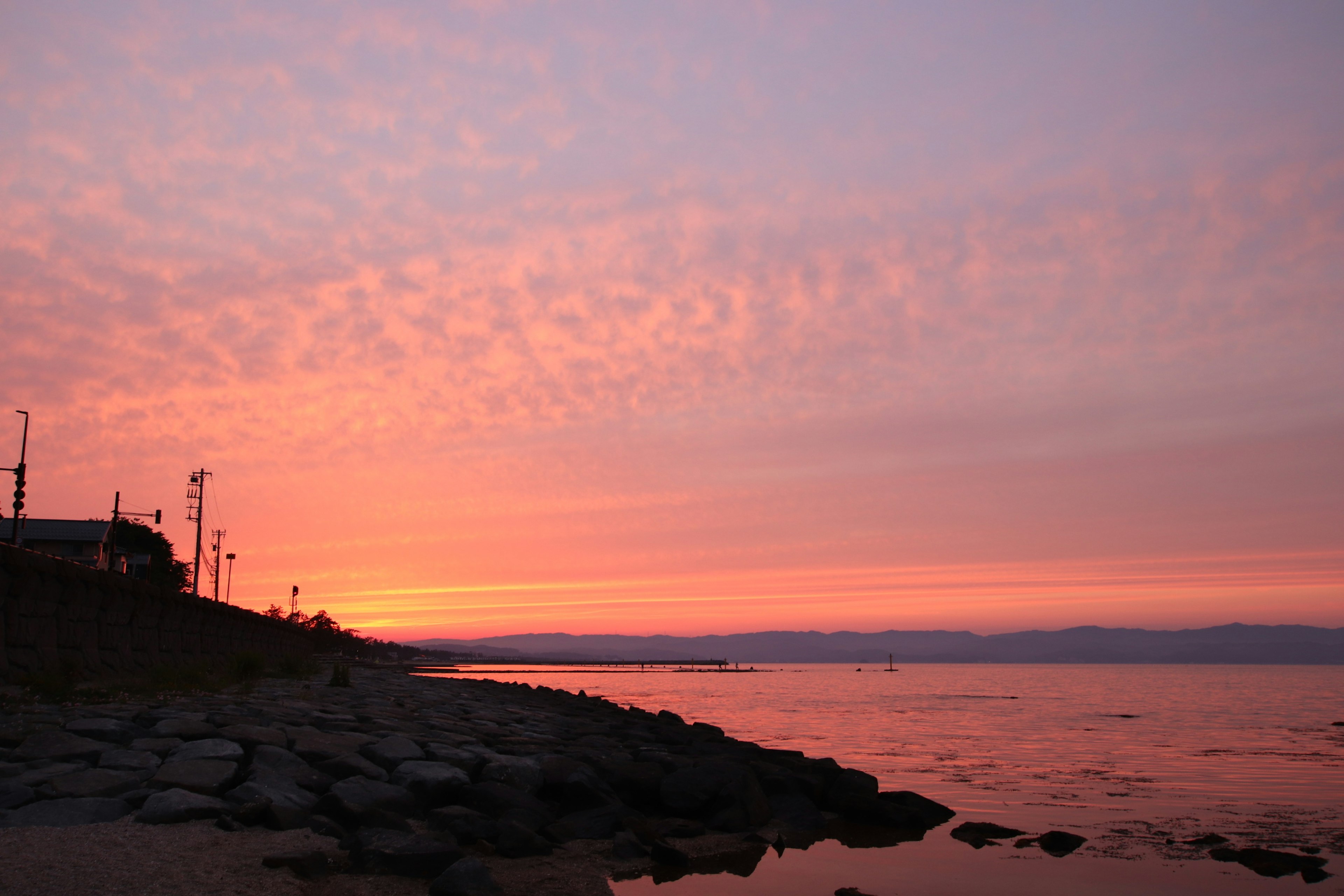 Magnifique coucher de soleil sur la côte avec des vagues douces