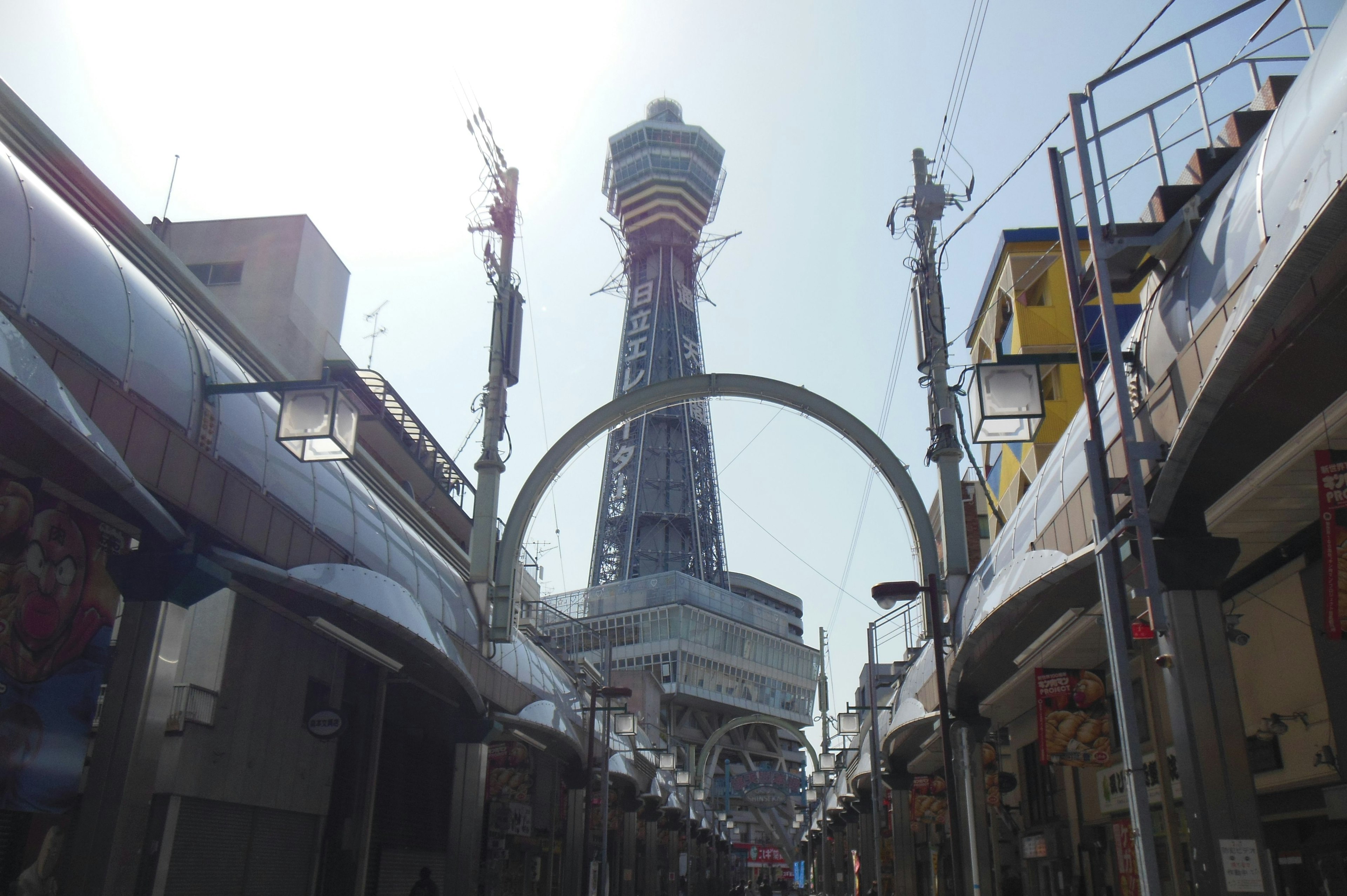 มุมมองของหอคอย Tsutenkaku ในเขต Shinsekai