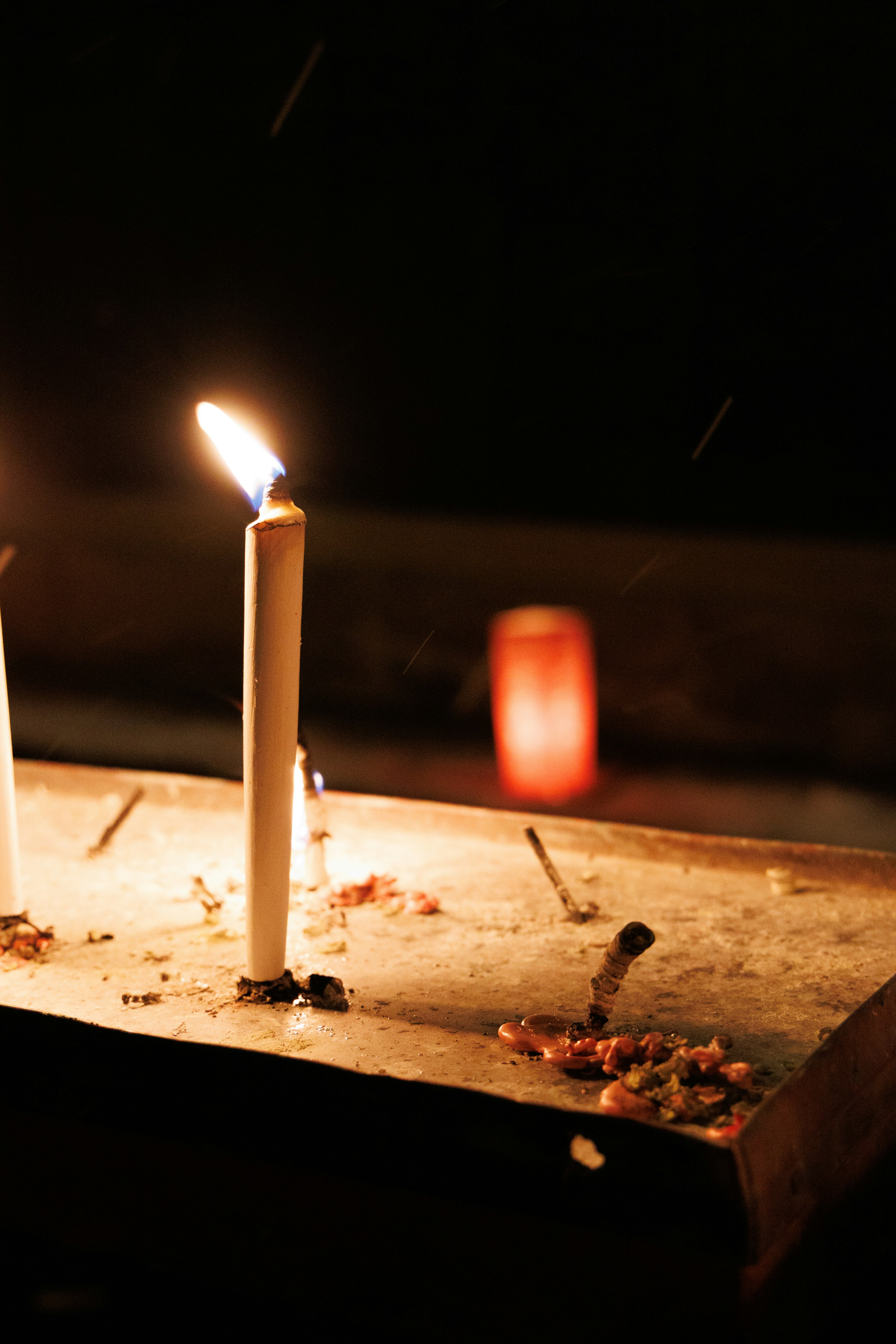 Una escena con velas brillando en un fondo oscuro