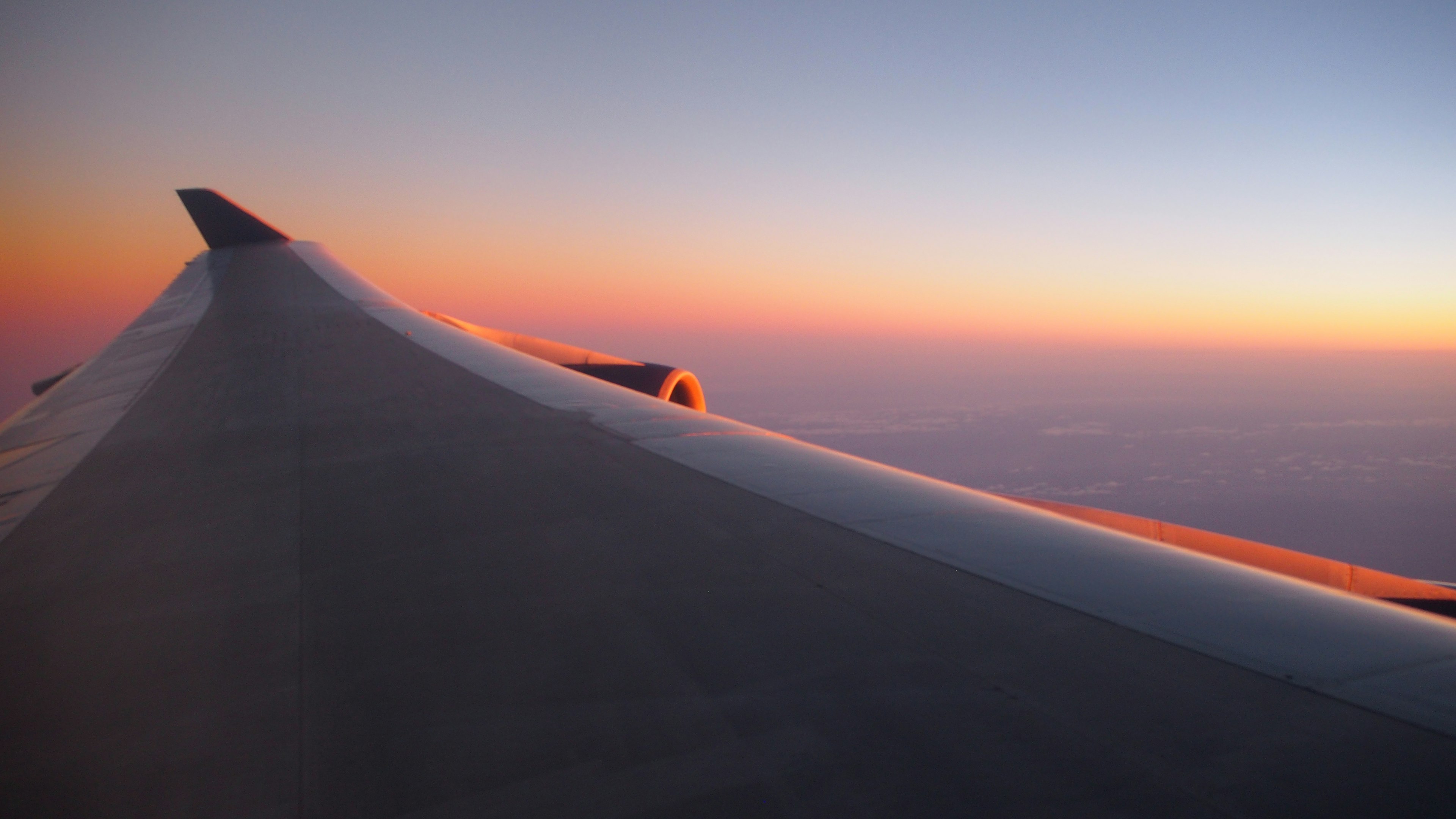 Ala di un aereo con un bellissimo cielo al tramonto