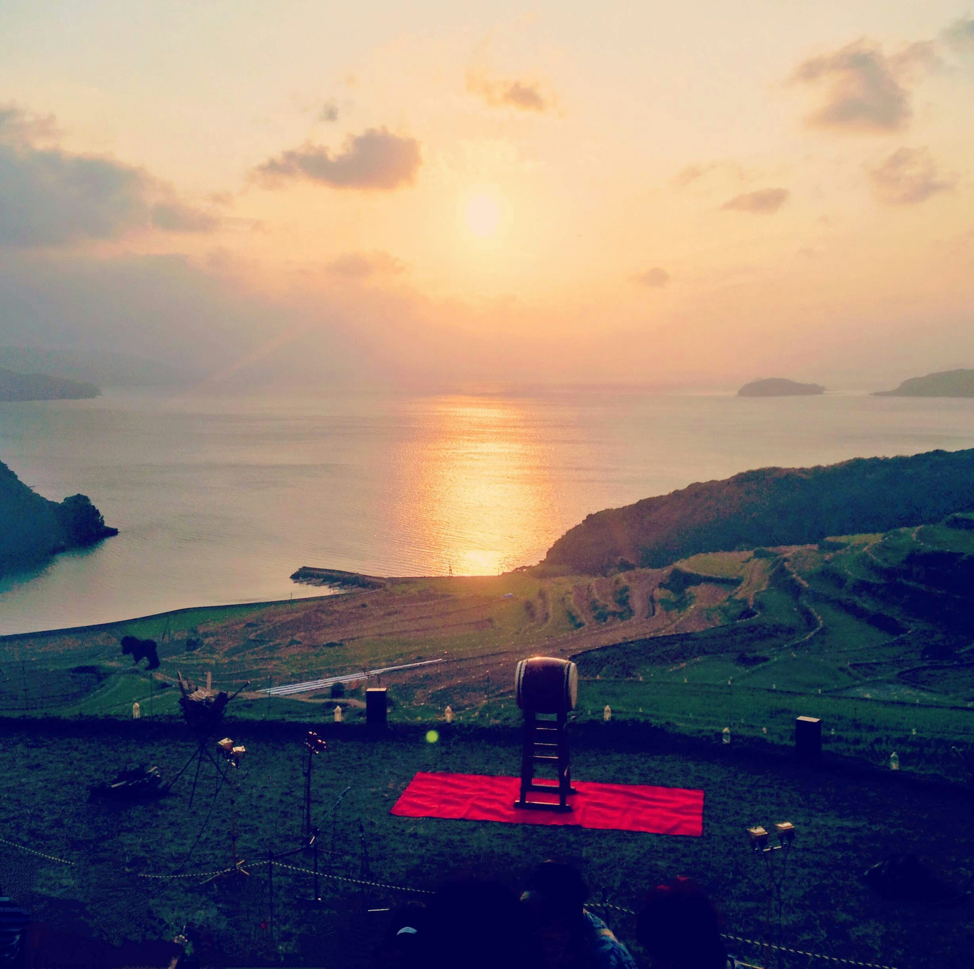 美しい夕日が海に映る風景 赤いマットの上に椅子が置かれている