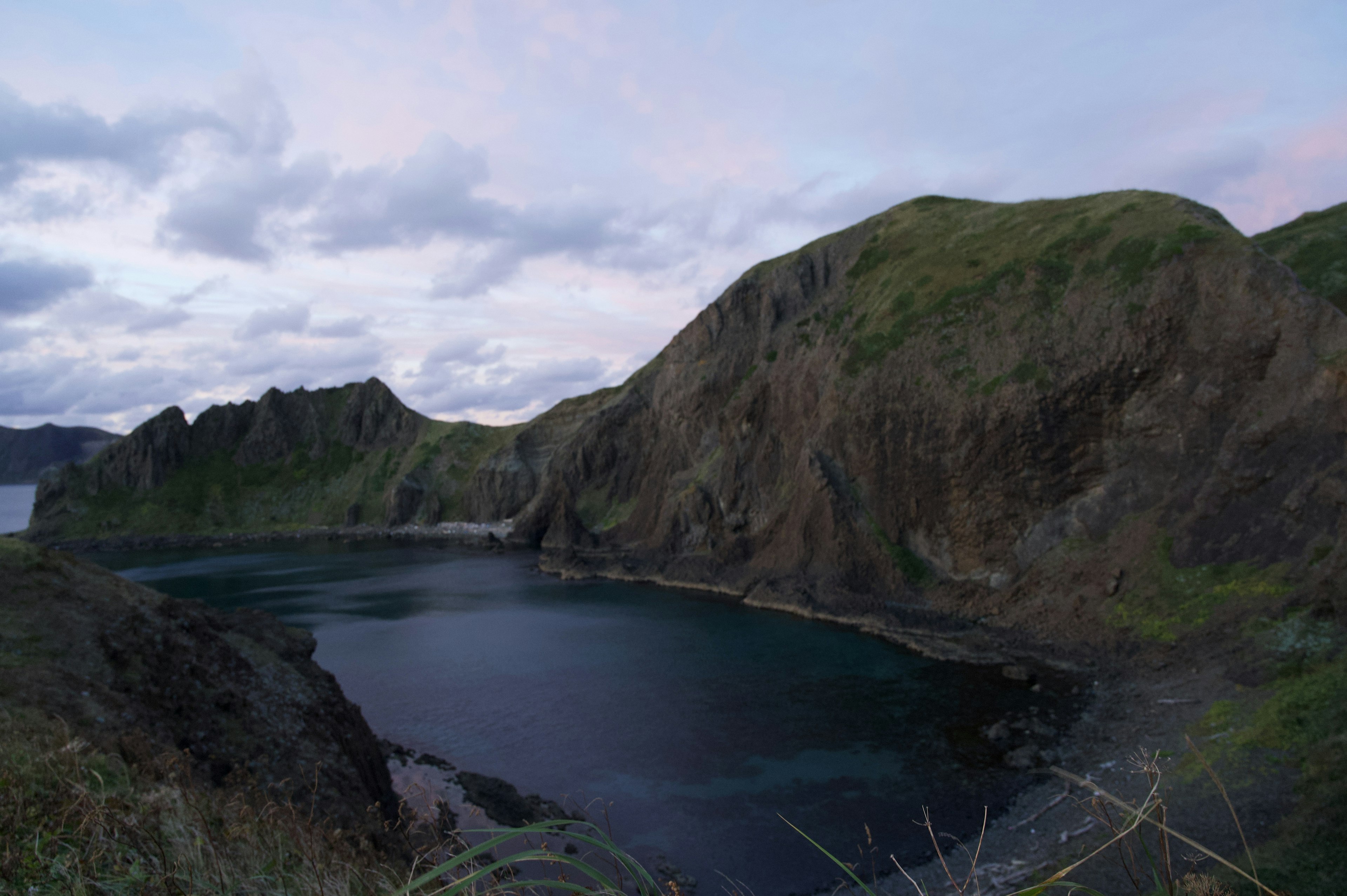 Baie pittoresque entourée de montagnes au crépuscule