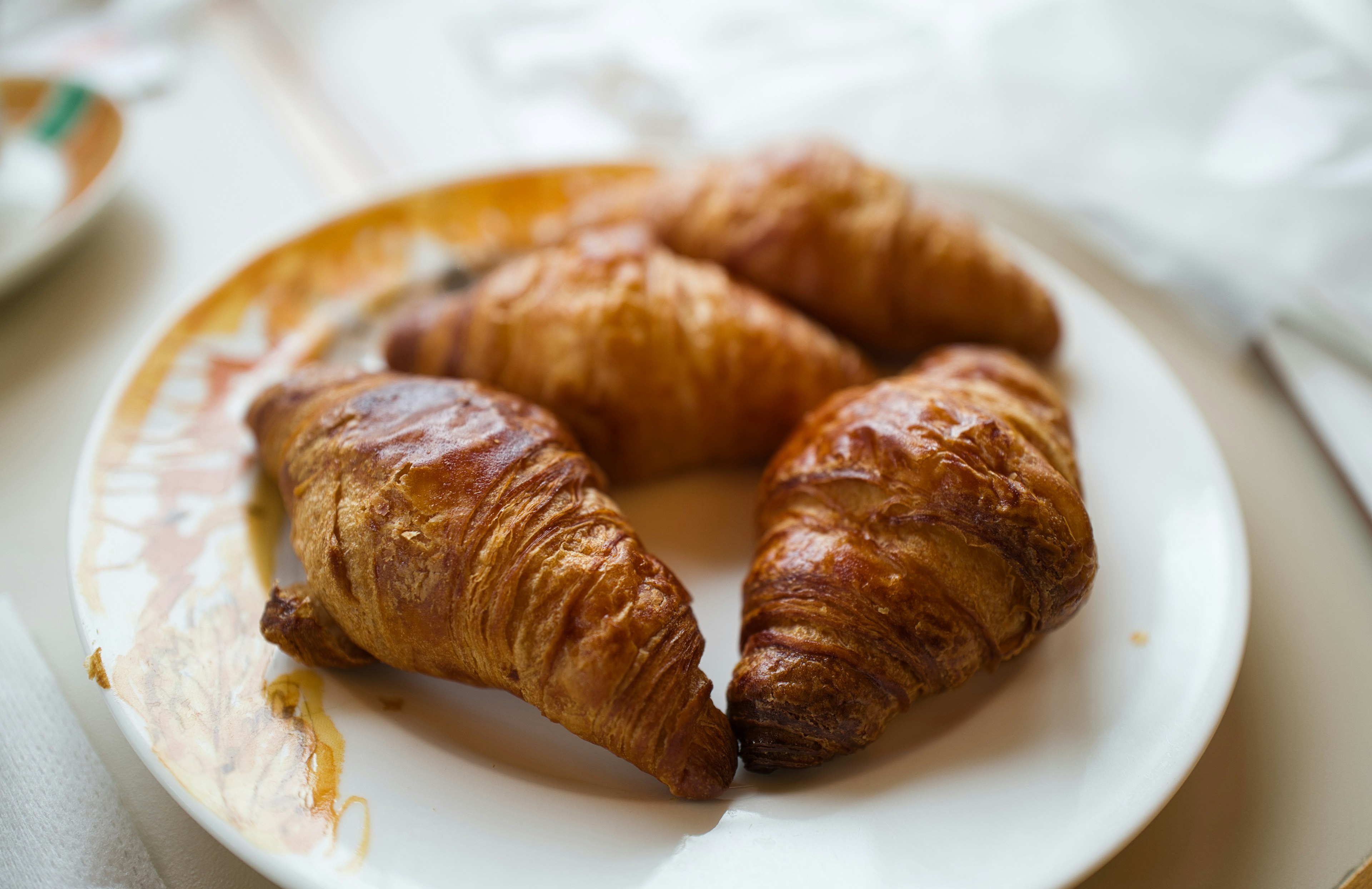 Frisch gebackene Croissants auf einem Teller angeordnet