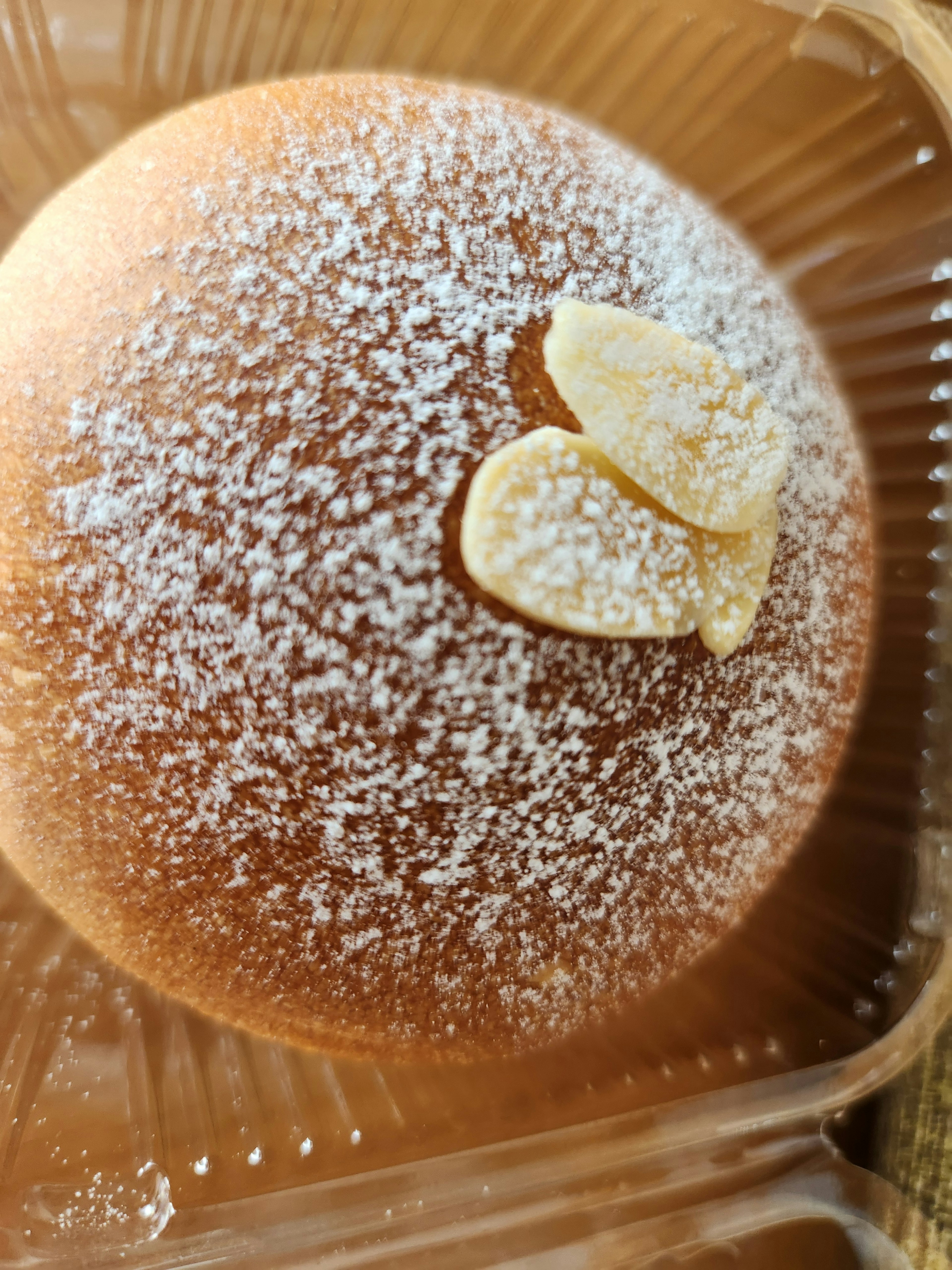 Süßes Brot mit Mandelscheiben und Puderzucker garniert