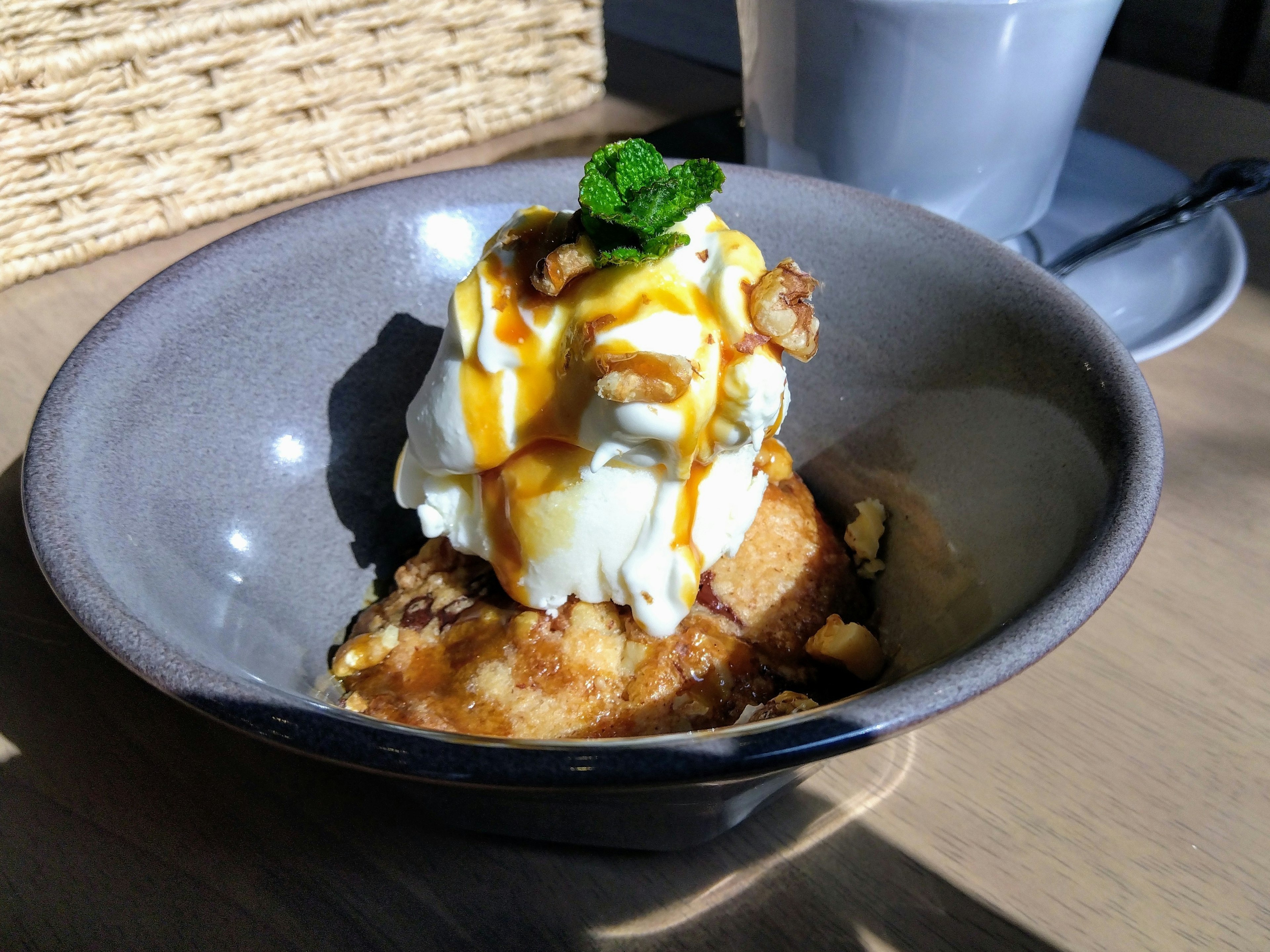 Ciotola di dessert guarnita con panna e salsa al caramello