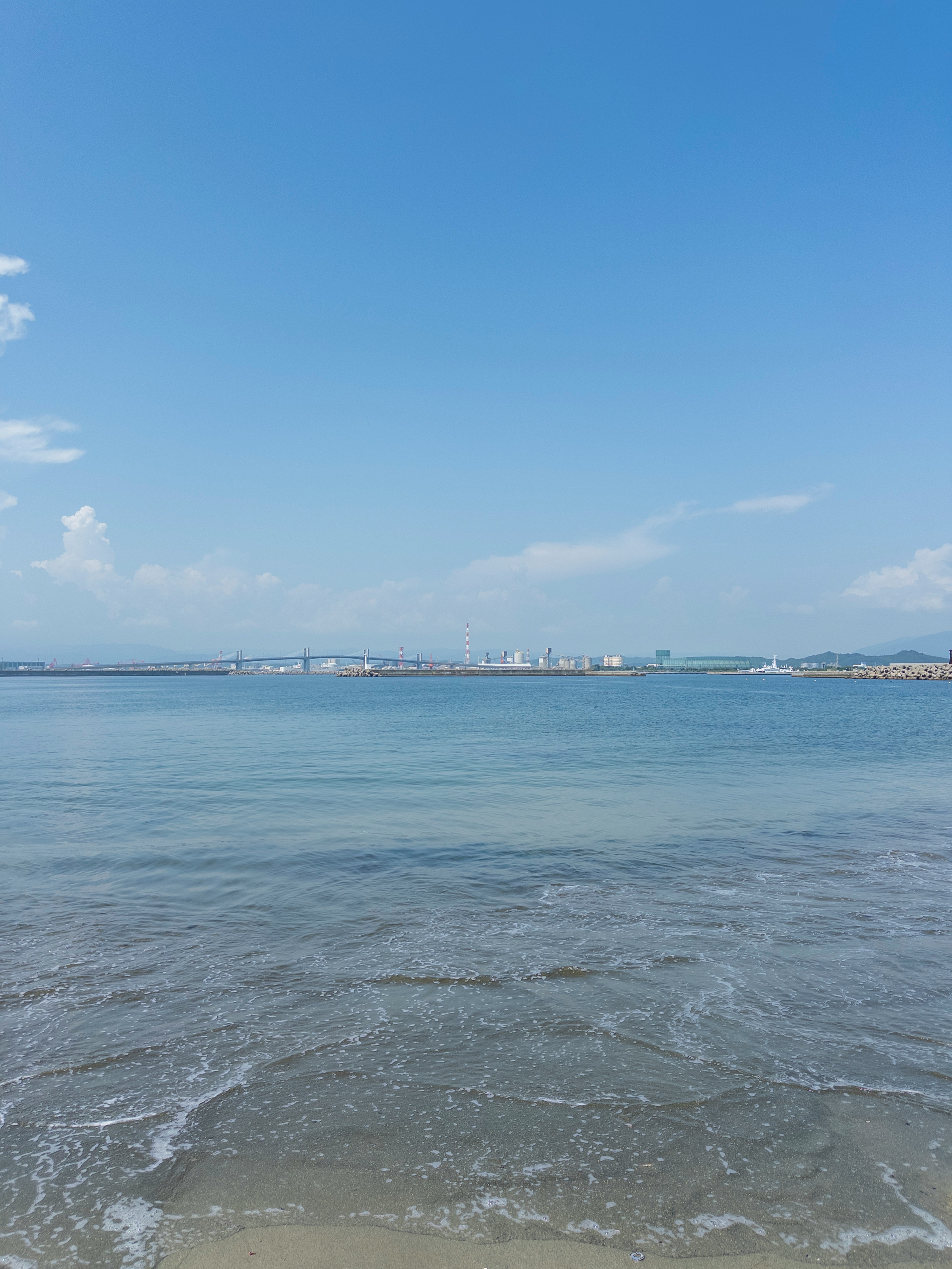 青い海と空の広がる風景ビーチの波が穏やかに打ち寄せる