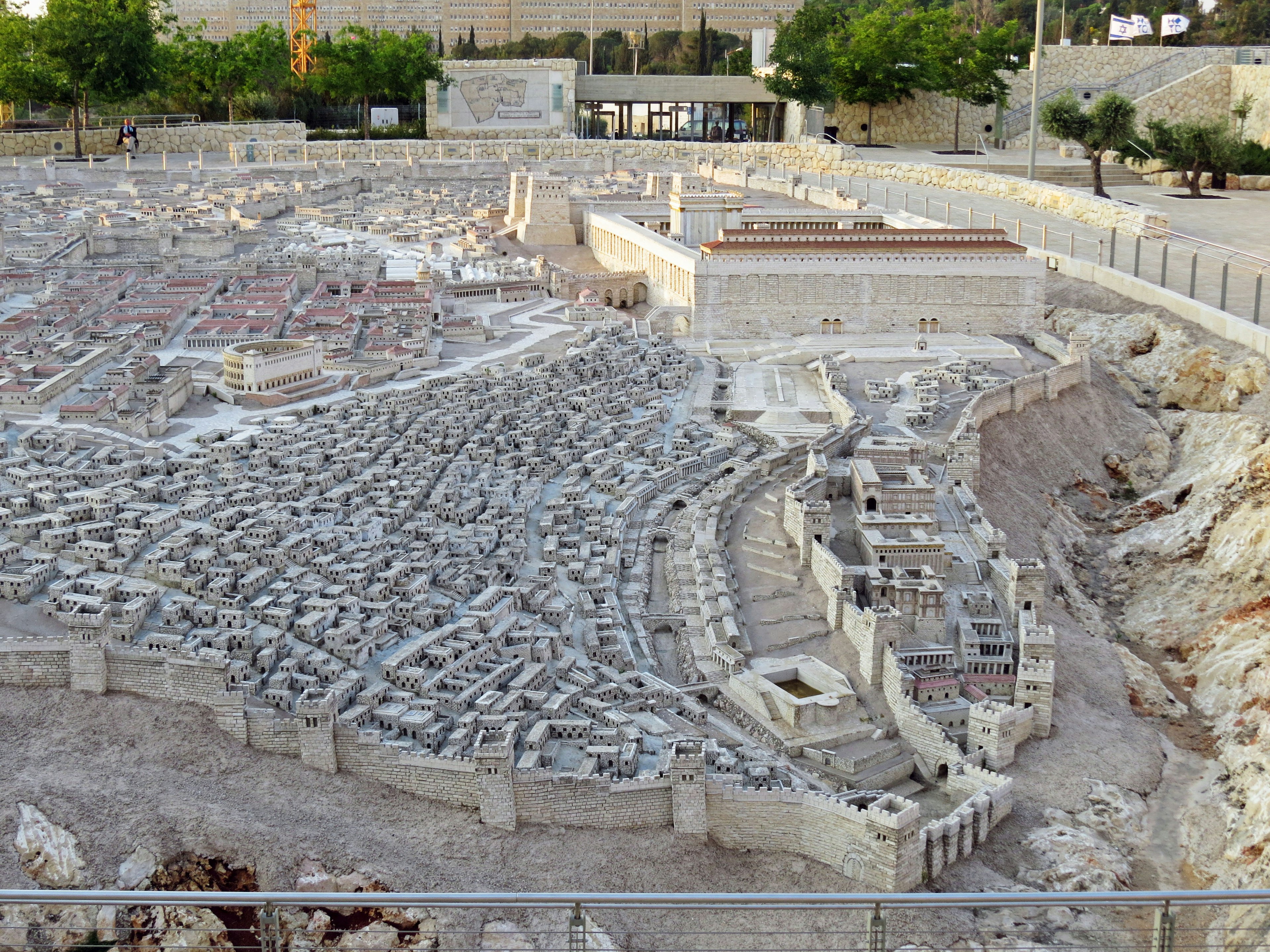 Panoramica di un modello dettagliato di Gerusalemme con edifici e disposizione del terreno