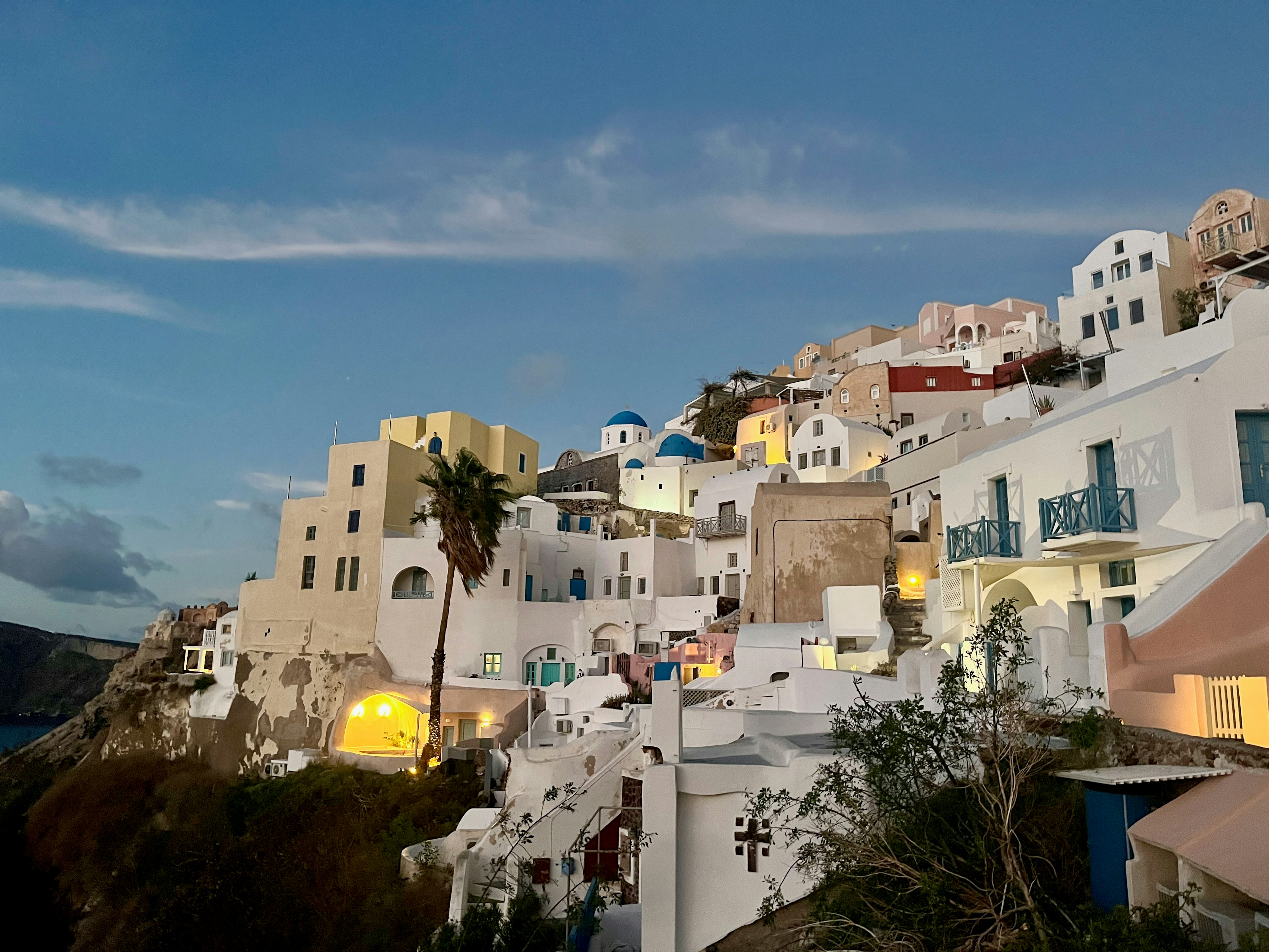 Paesaggio di Santorini con edifici bianchi e porte colorate