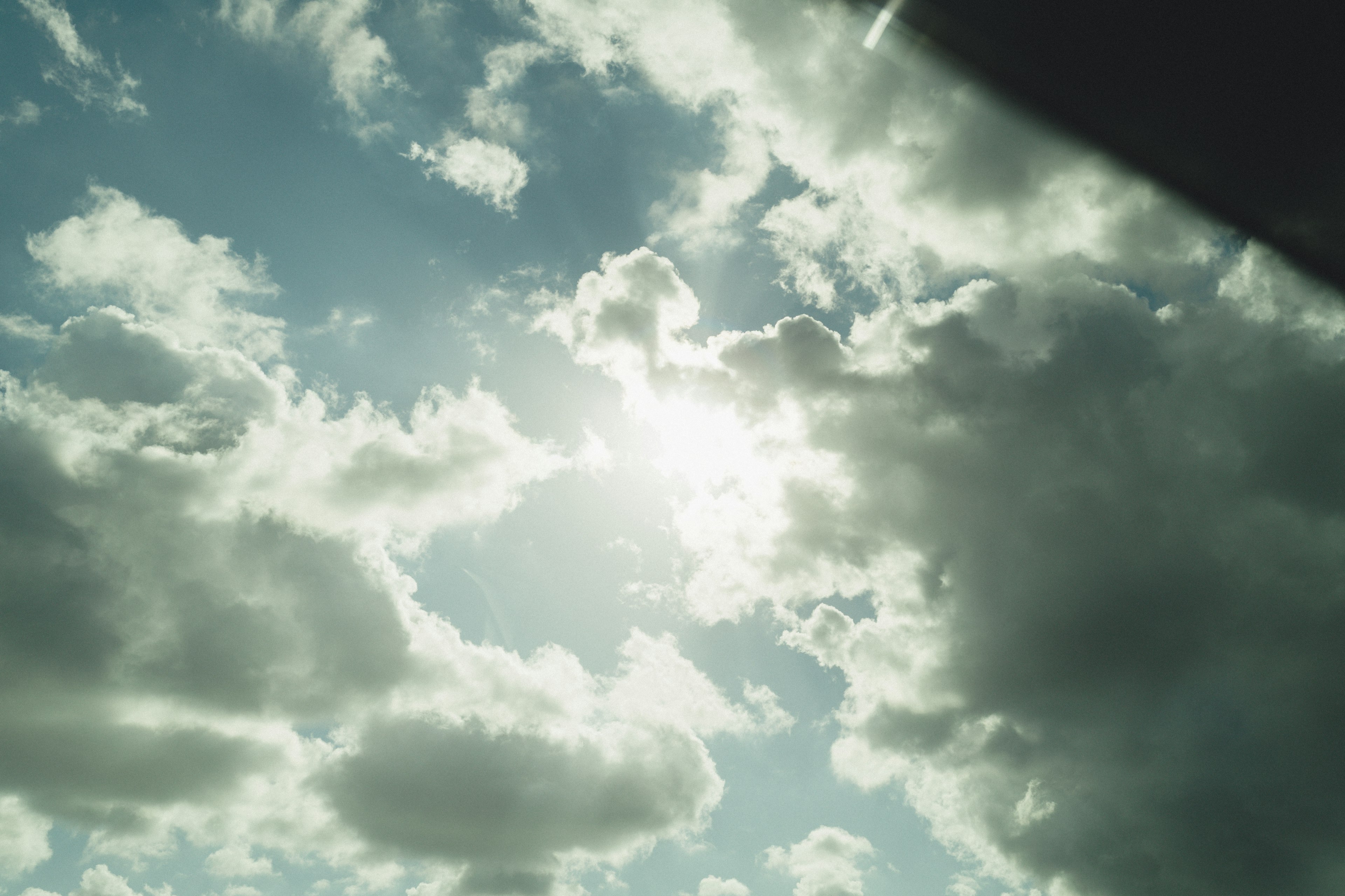 Nuages illuminés par la lumière du soleil dans un ciel bleu