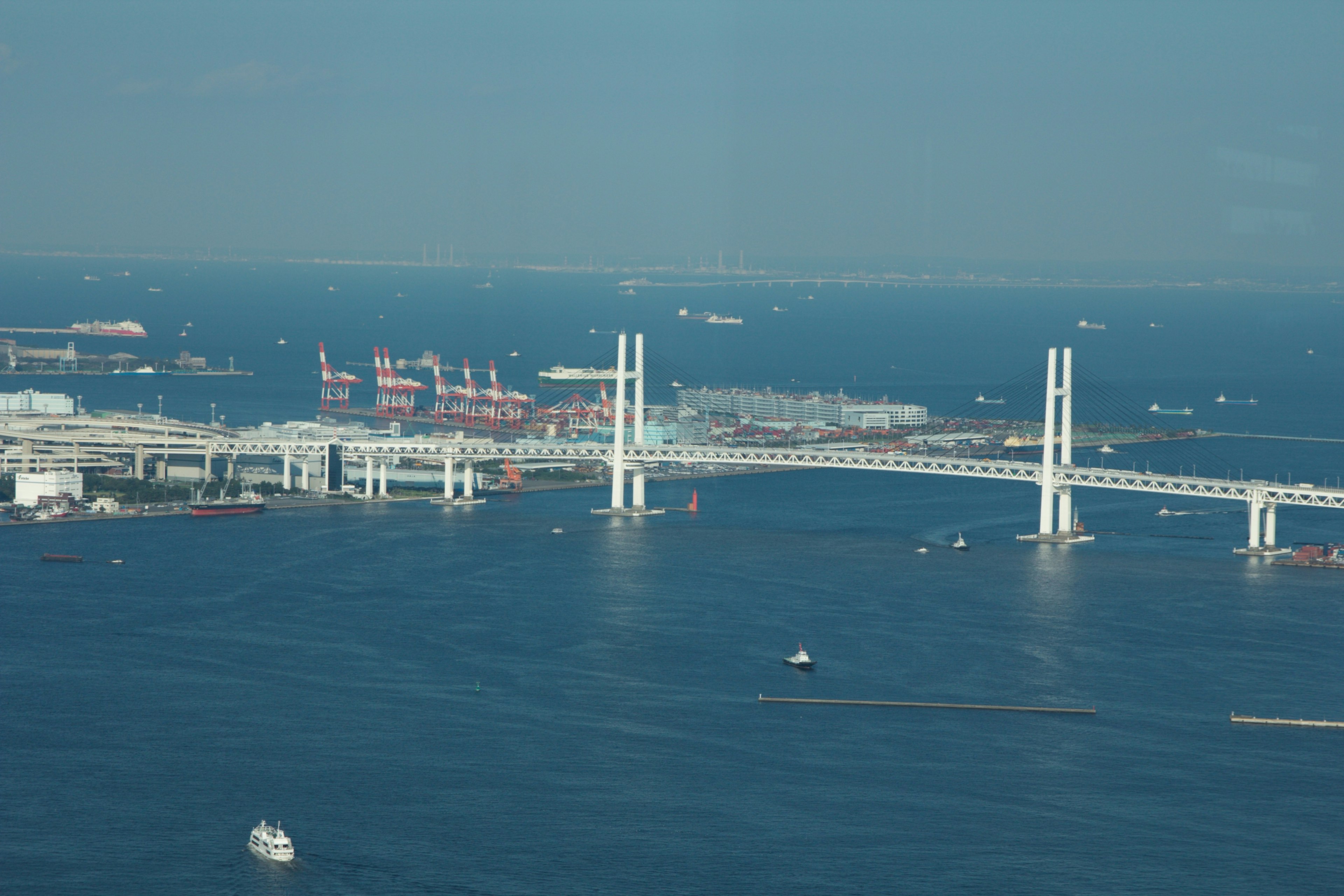 Pemandangan Jembatan Teluk Yokohama dan pelabuhan