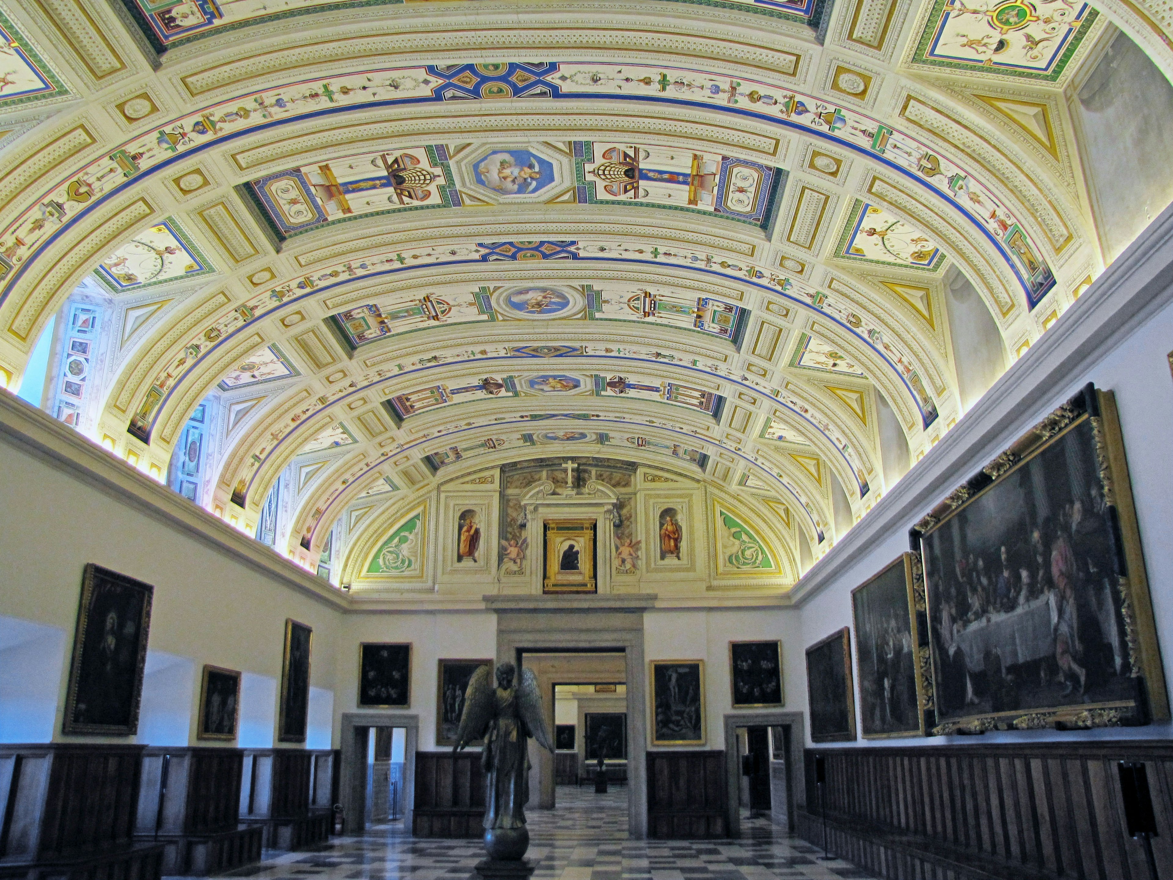 Intérieur spacieux avec un plafond somptueux et de belles fresques