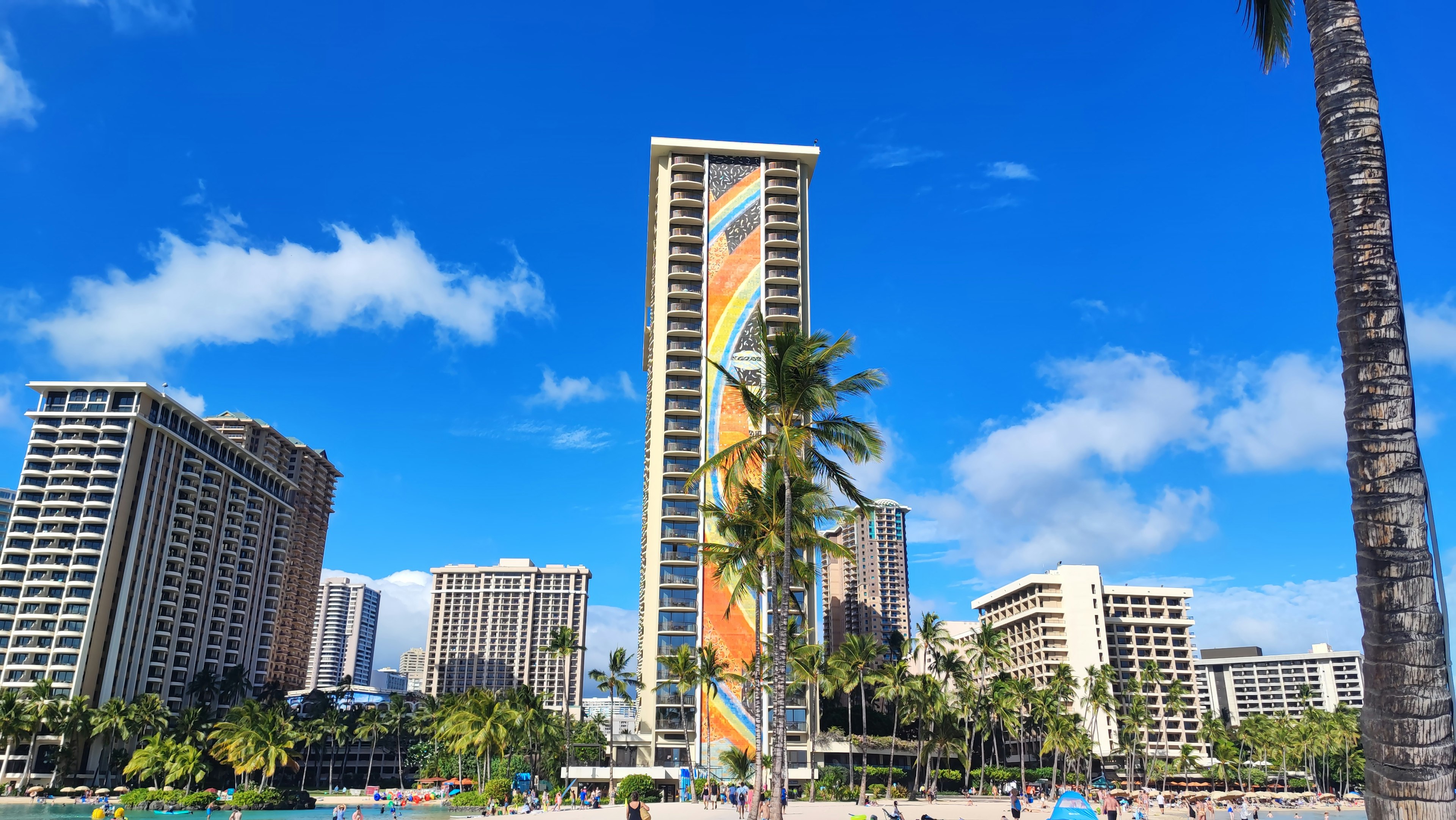 Vista della spiaggia con cielo blu e grattacieli a Honolulu Hawaii