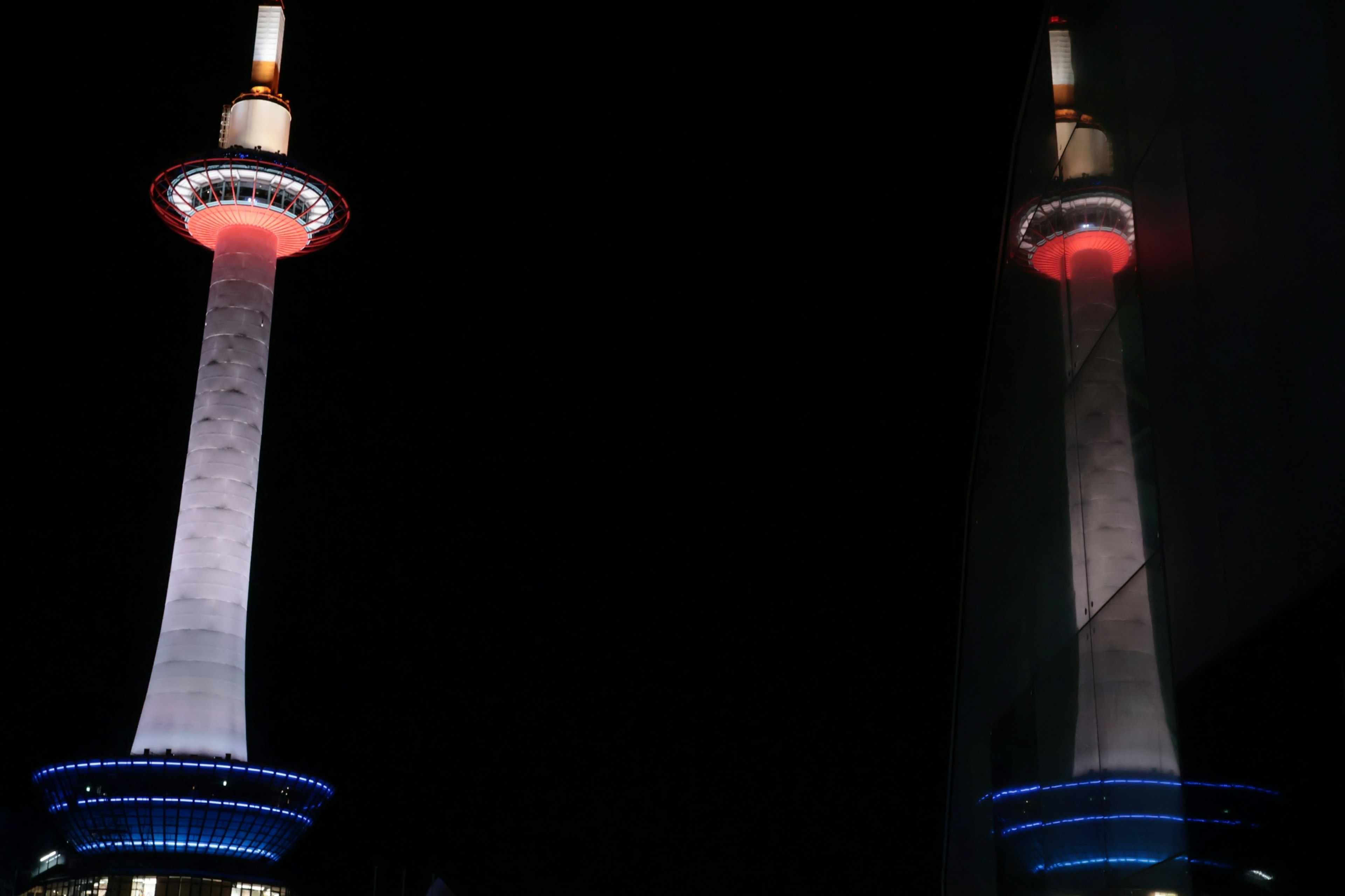 夜の東京タワーの美しい照明と反射