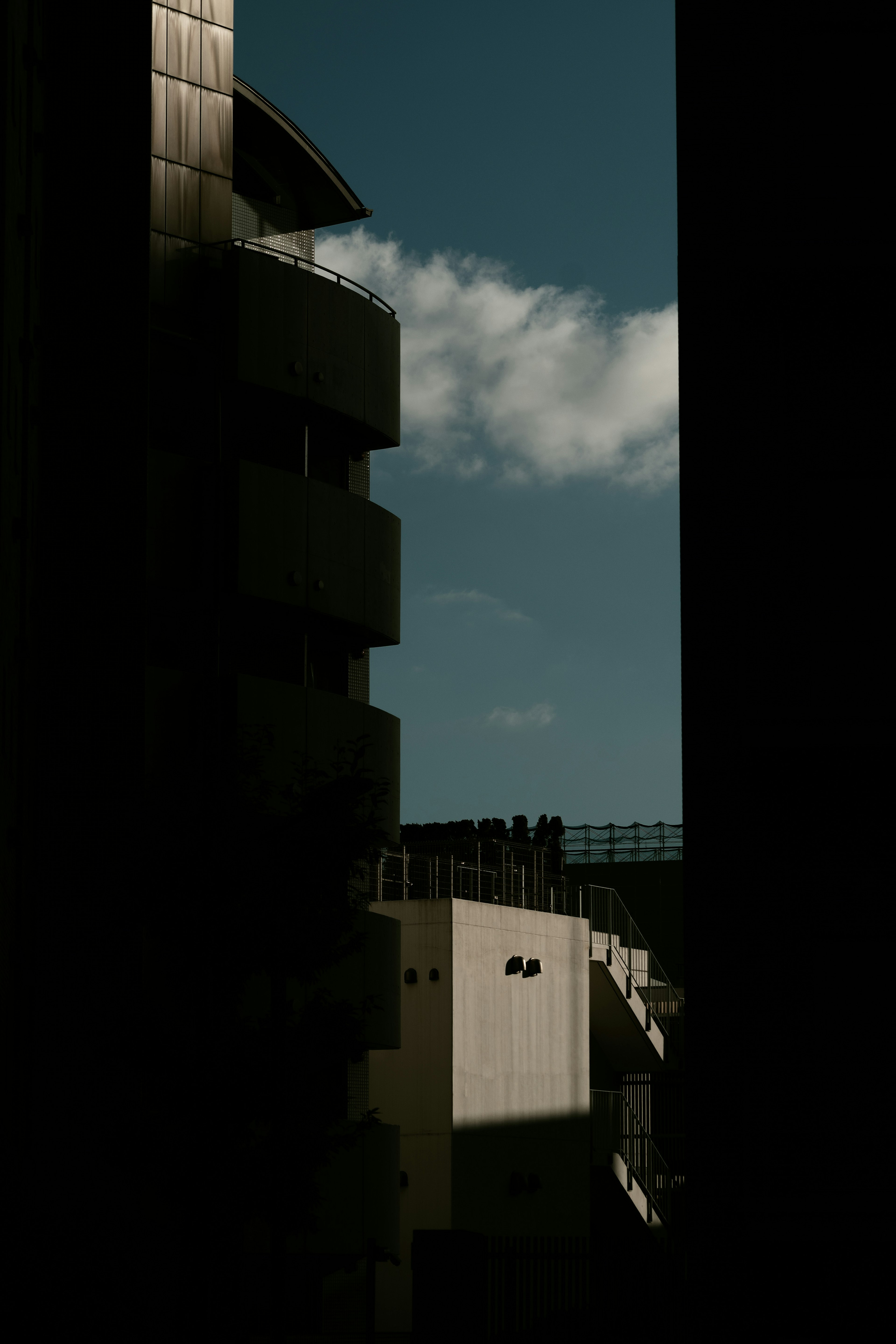 Silueta de edificios contra un cielo azul con nubes