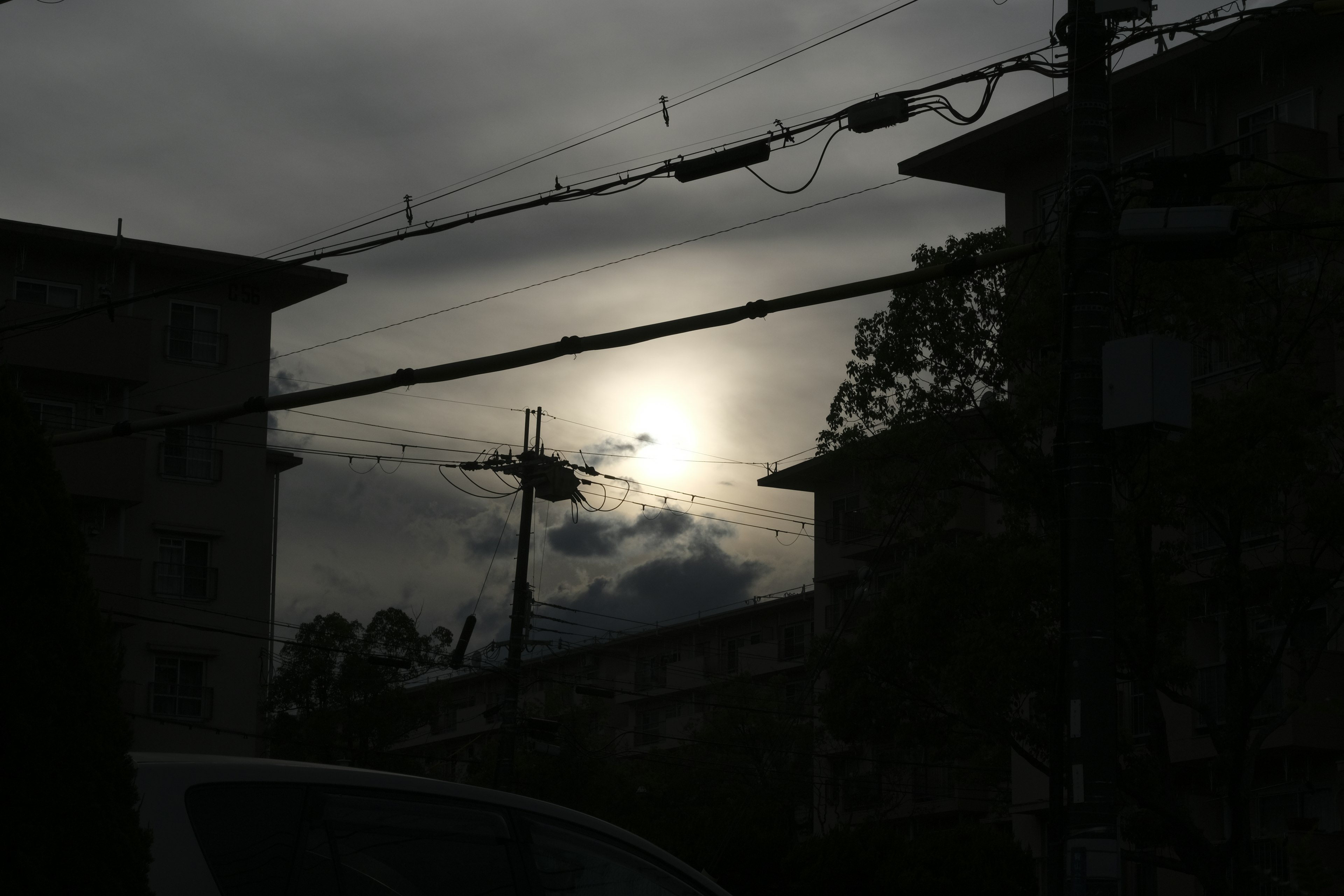 Silhouette di edifici contro un cielo nuvoloso al tramonto